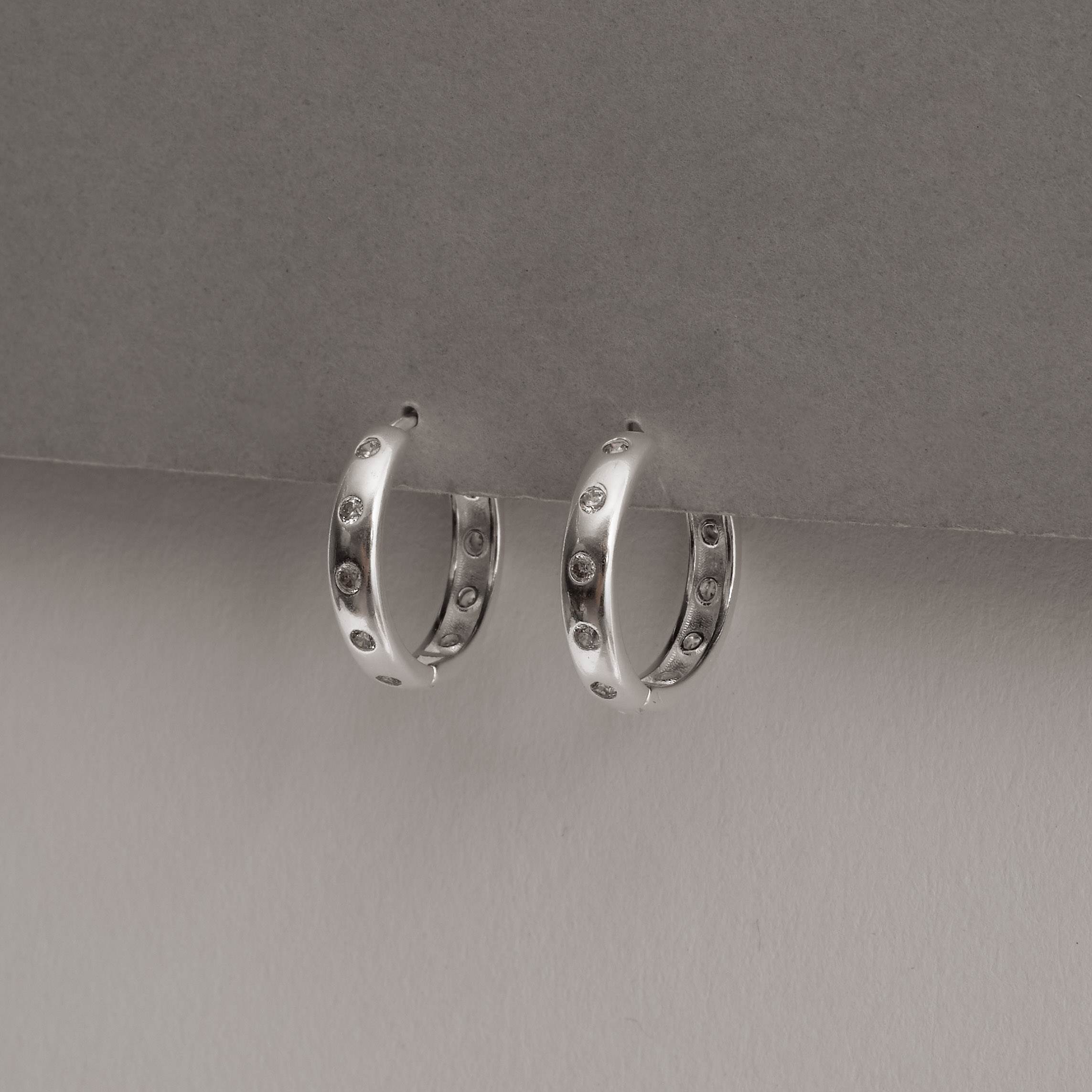 Argola click com zircônias frente e verso 17mm