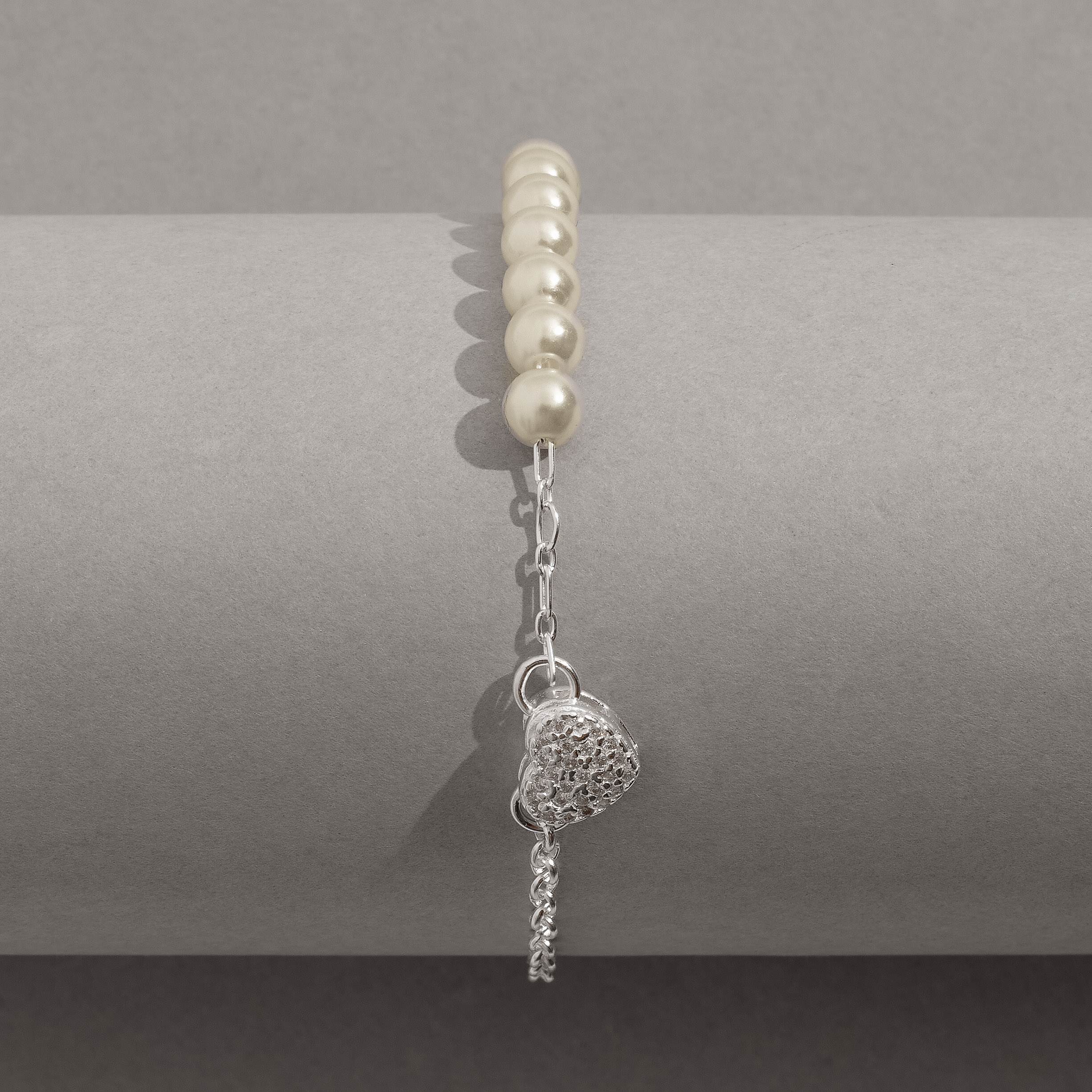 Pulseira entremeio coração cravejado 8mm corrente elo português e pérolas 17cm com alongadora