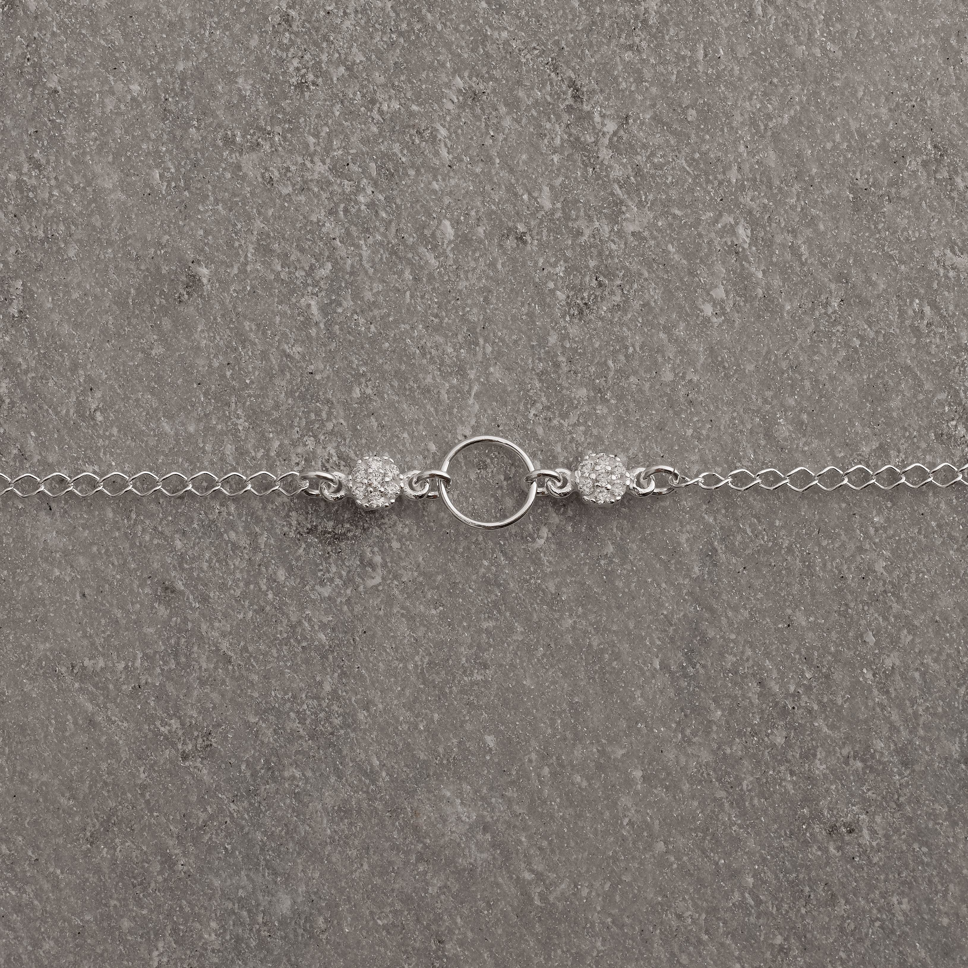 Pulseira entremeio círculo vazado 9mm com botões cravejados 18cm com alongadora