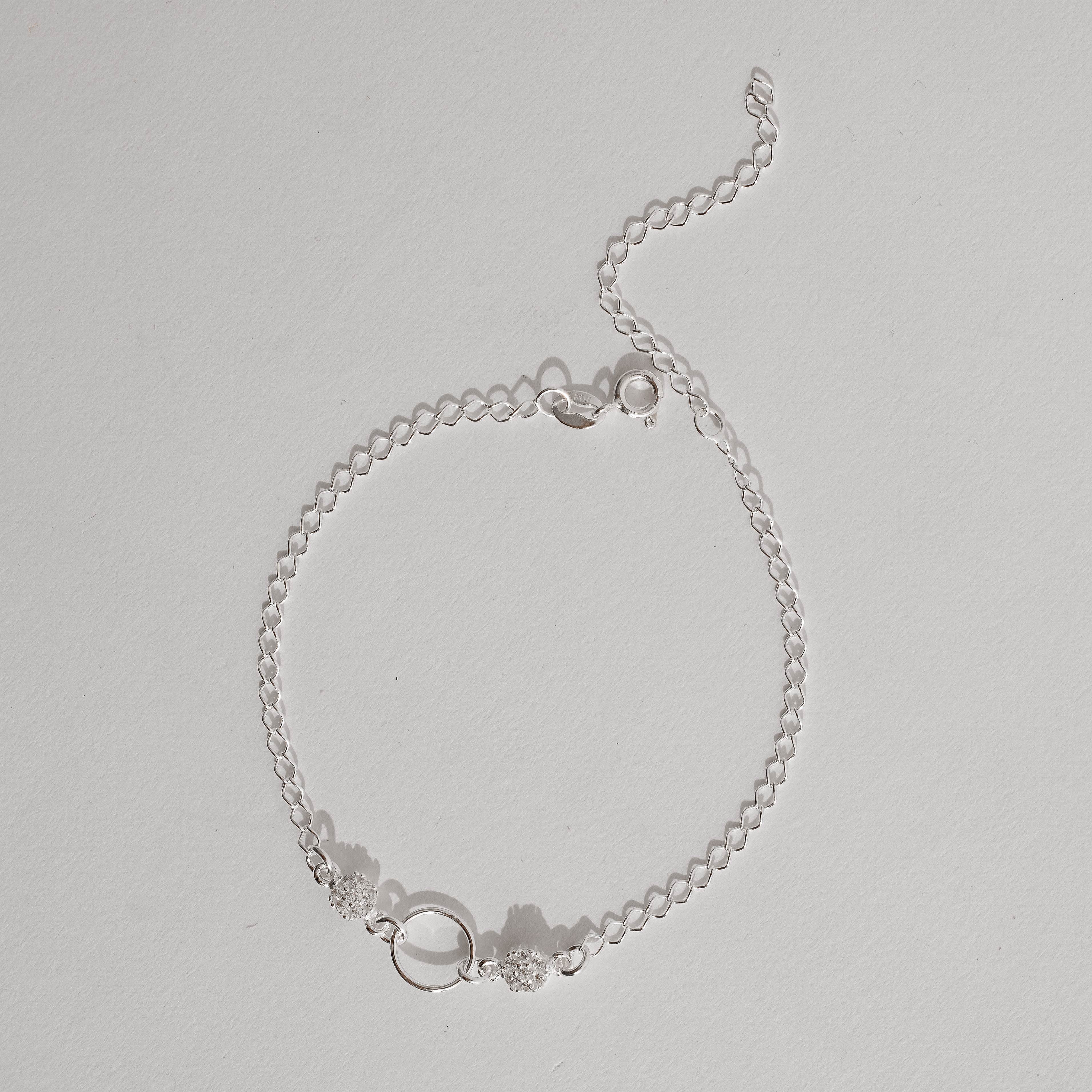 Imagem Pulseira entremeio círculo vazado 9mm com botões cravejados 18cm com alongadora