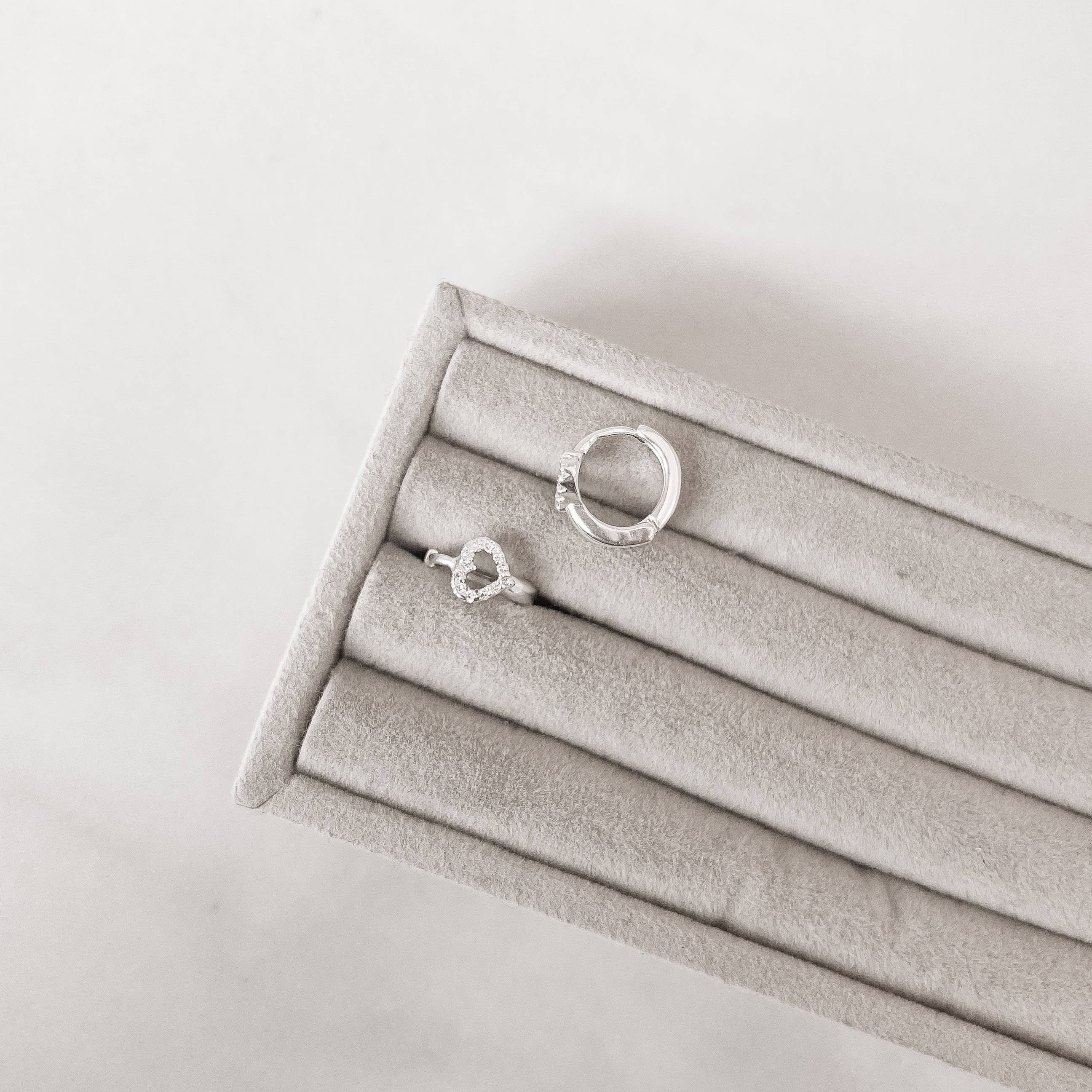 Argola click 12mm detalhe coração vazado cravejado