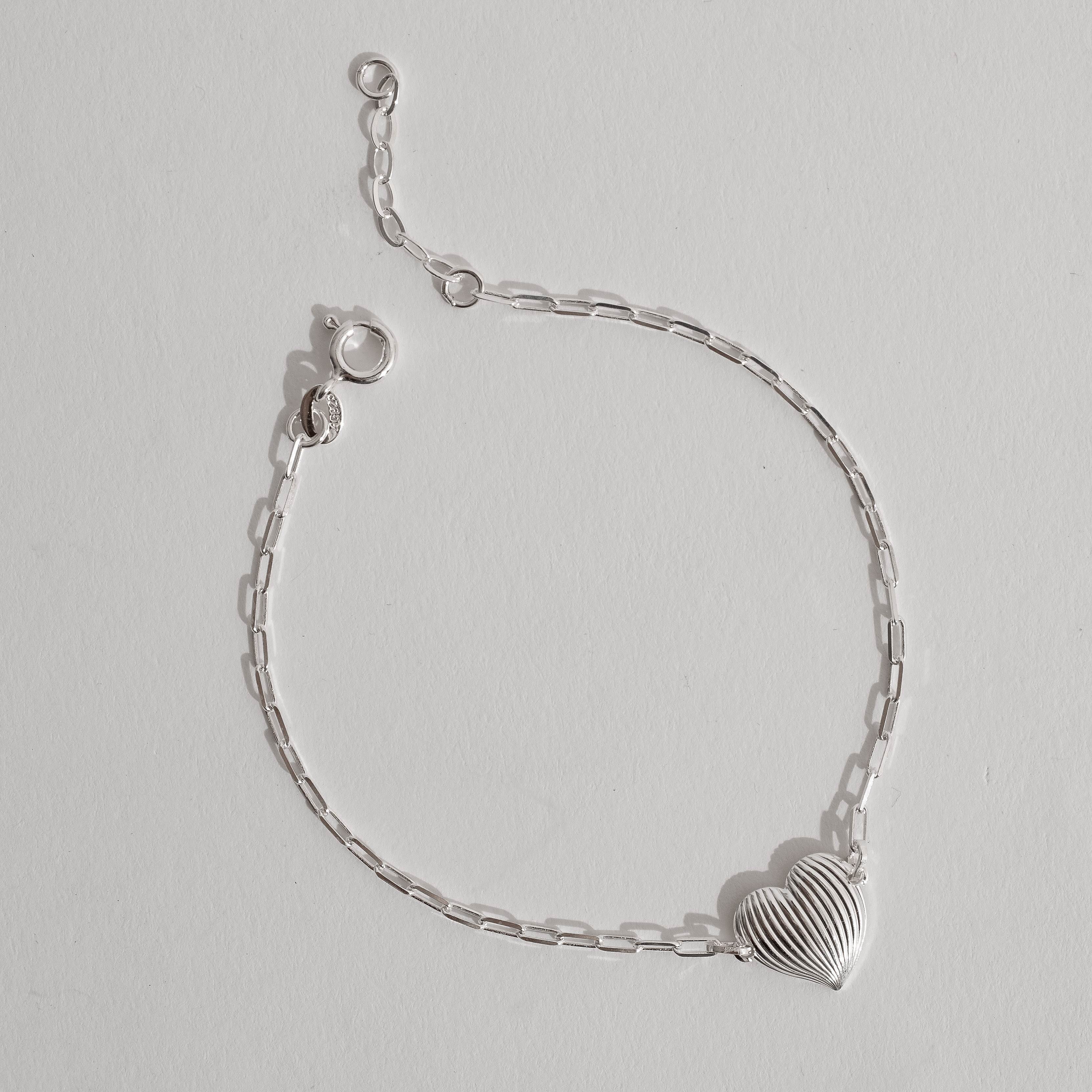 Imagem Pulseira entremeio coração riscado 12mm corrente cartier