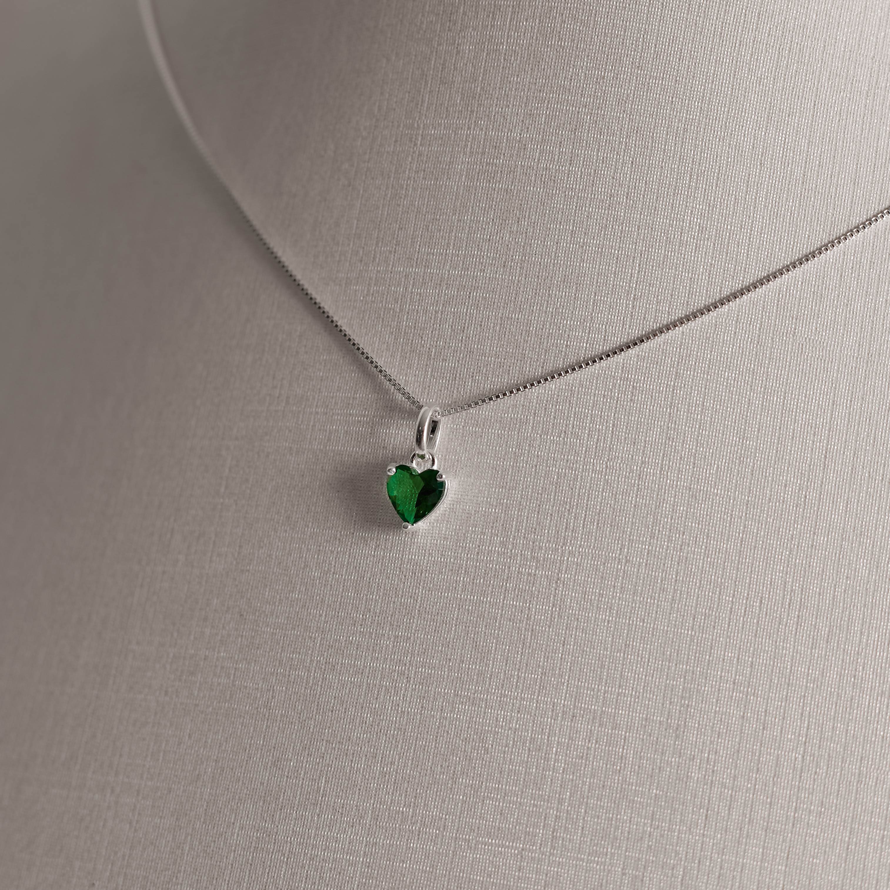 Conjunto brinco e colar zircônia coração esmeralda 6mm 45cm