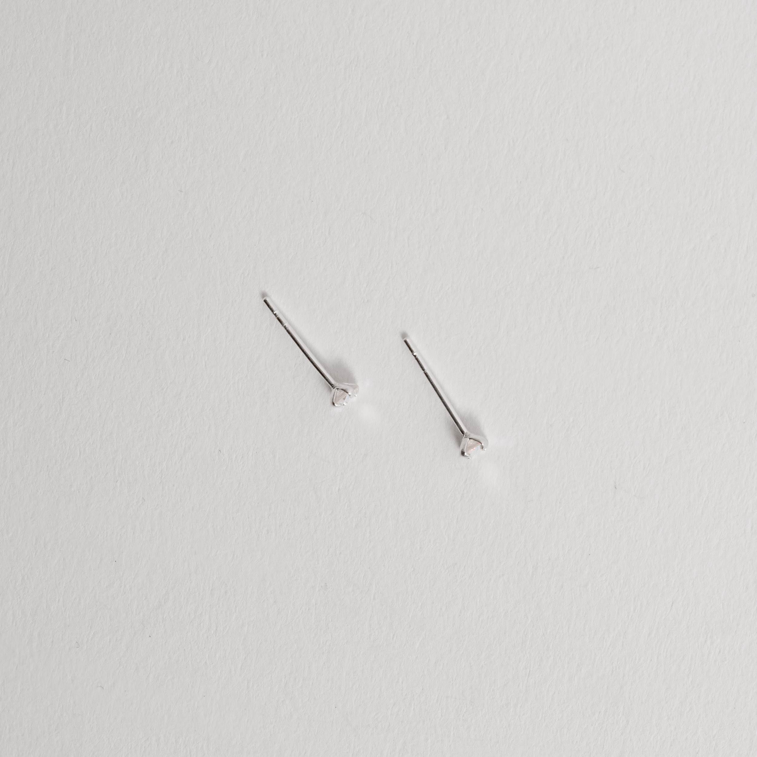 Brinco zircônia redonda furta-cor 3mm