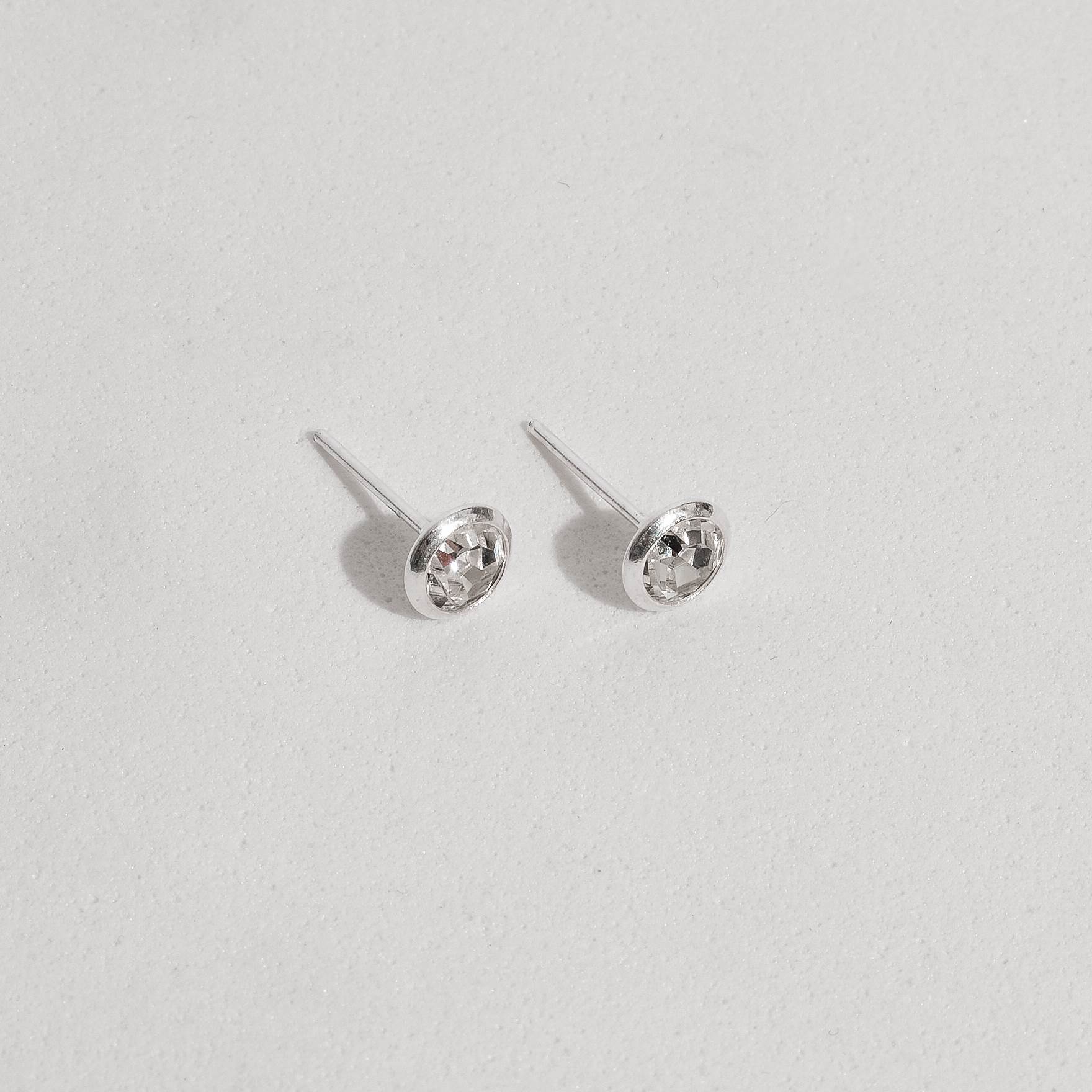 Brinco zircônia redonda embutida 6mm