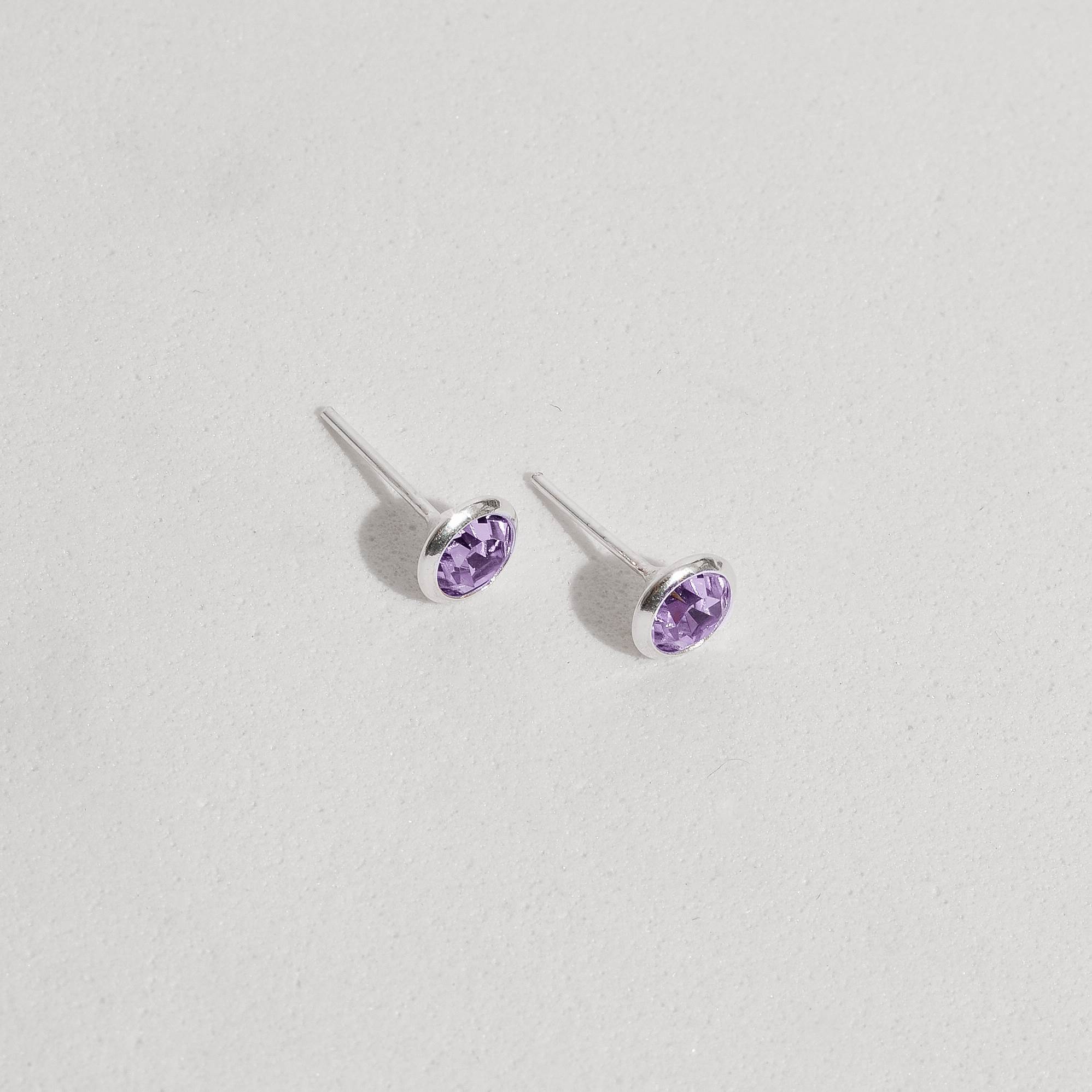 Brinco zircônia redonda embutida lilás 6mm