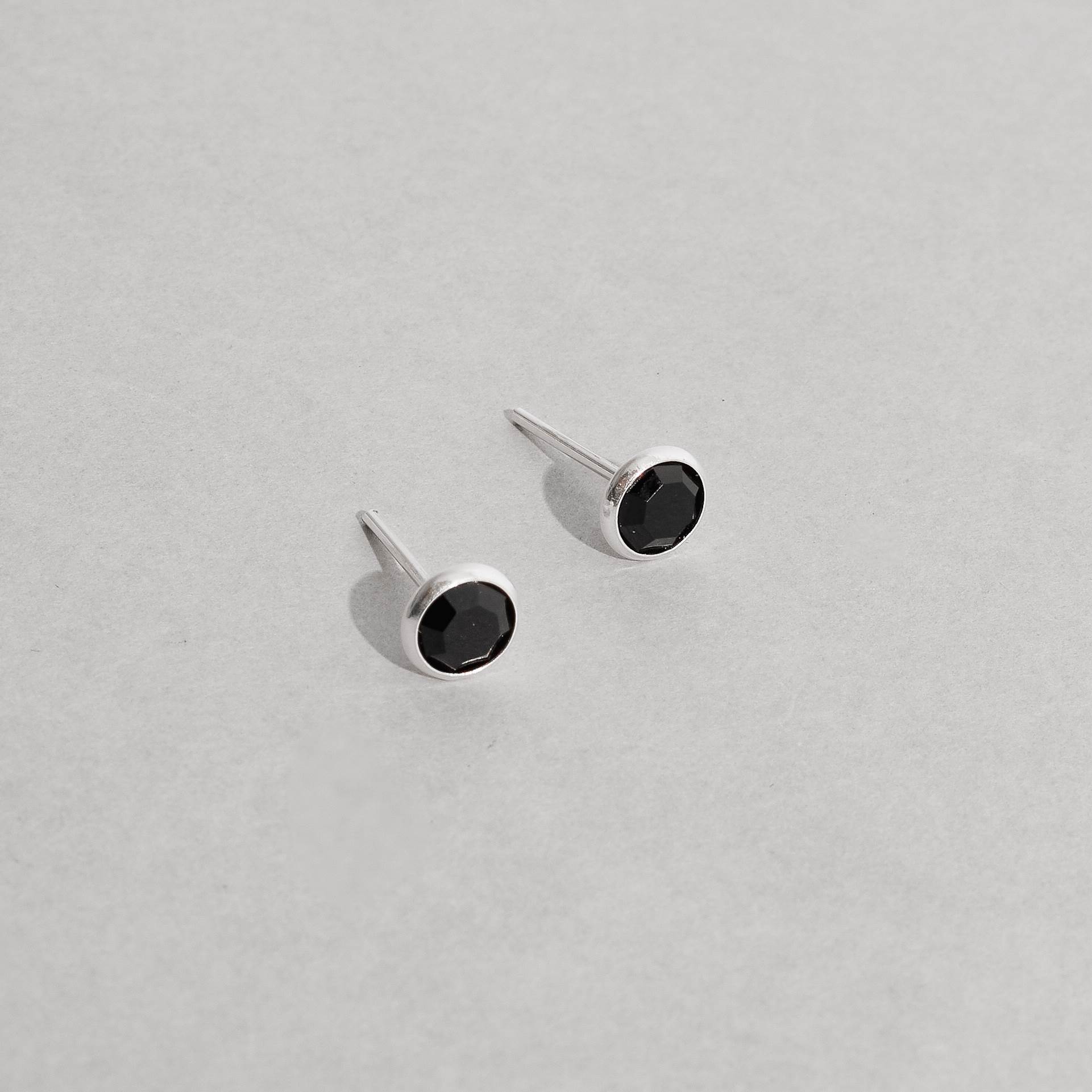 Brinco zircônia redonda ônix embutida 6mm