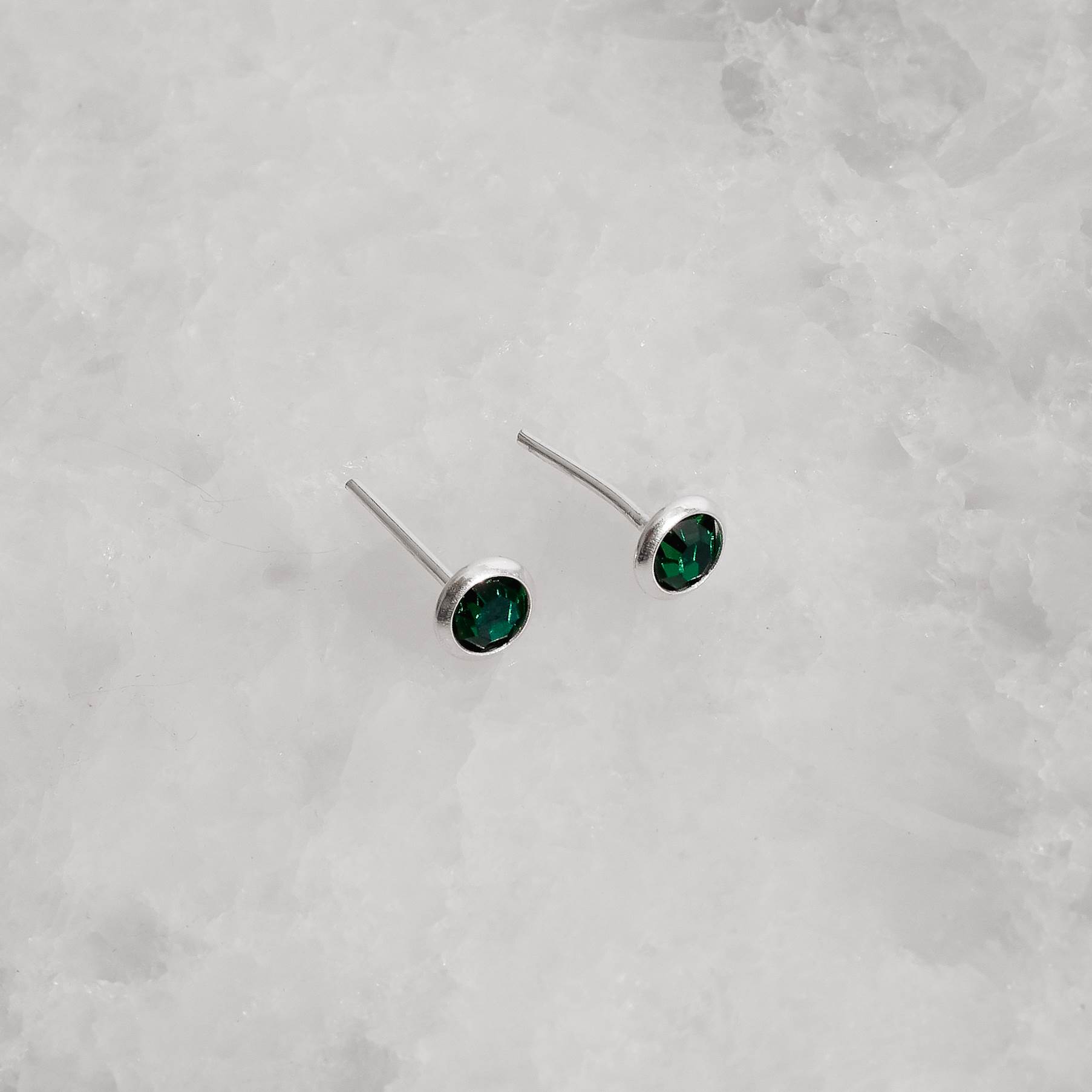 Brinco zircônia redonda embutida esmeralda 4mm