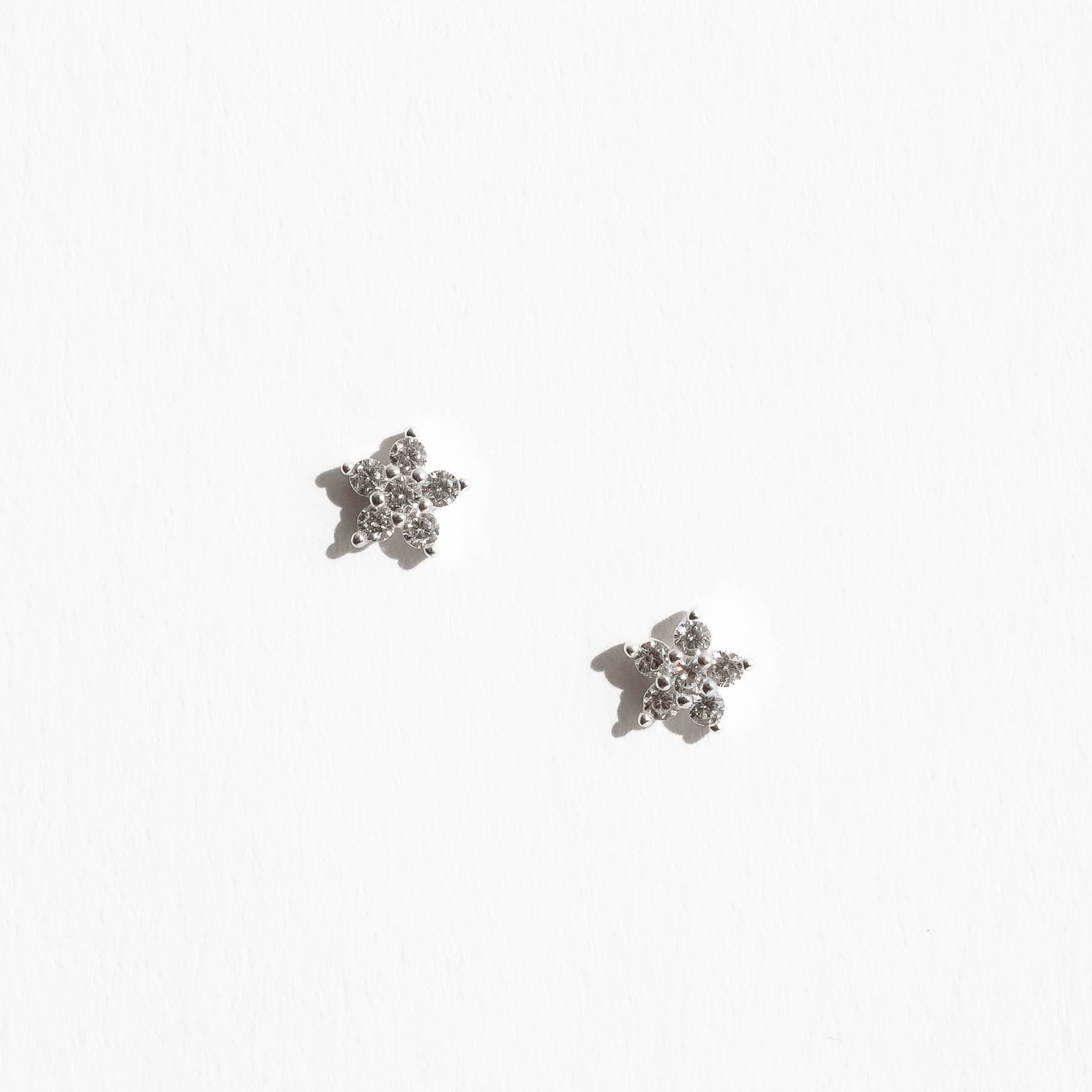 Brinco flor com cravejado 7mm