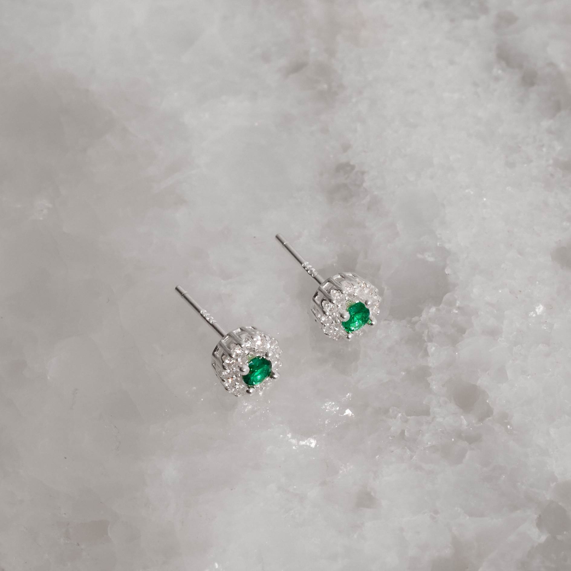 Imagem Secundária Brinco zircônia esmeralda com cravejado 6mm