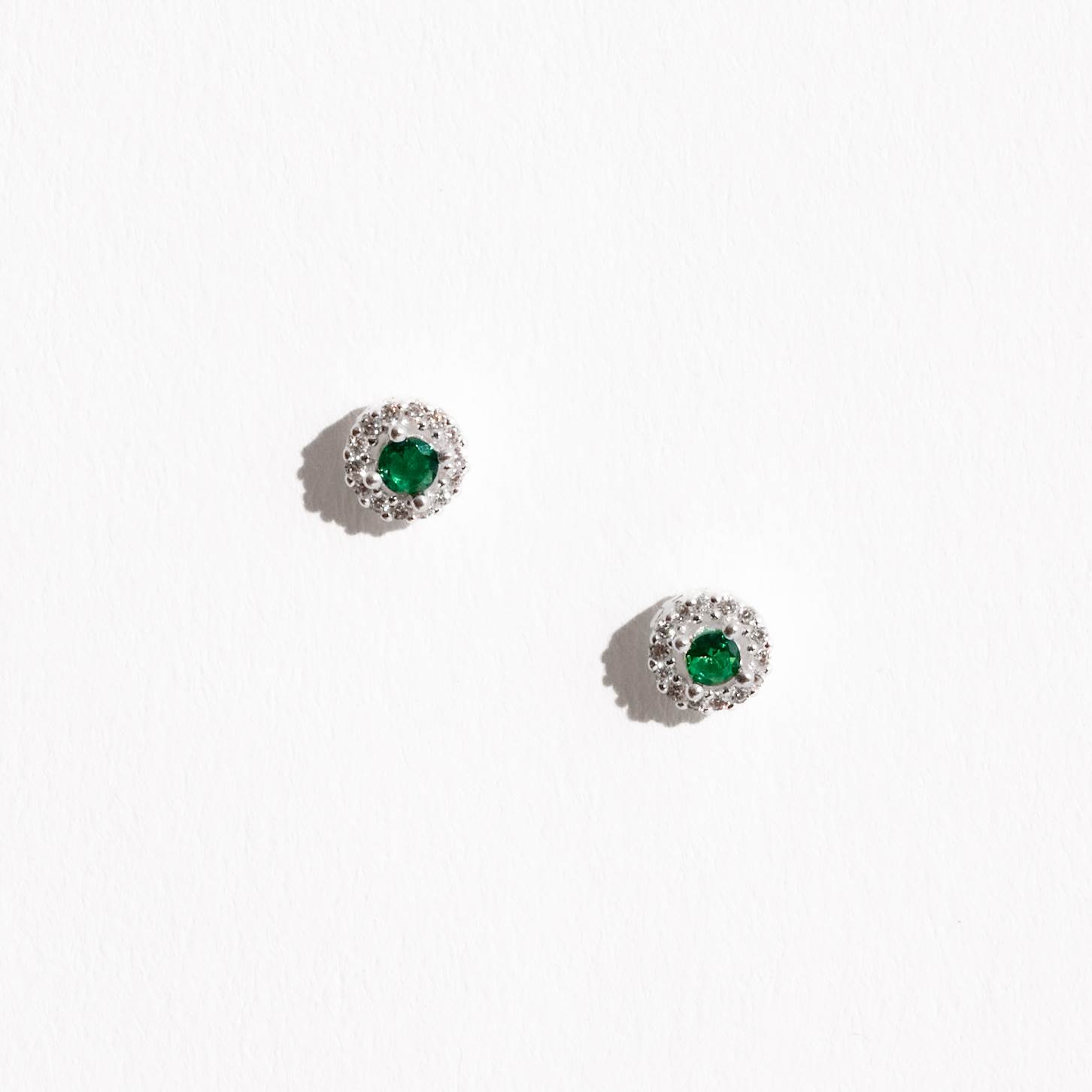 Brinco zircônia esmeralda com cravejado 6mm