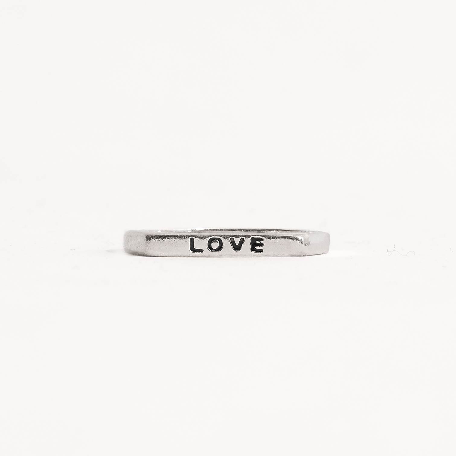 Anel reto escrito love resina