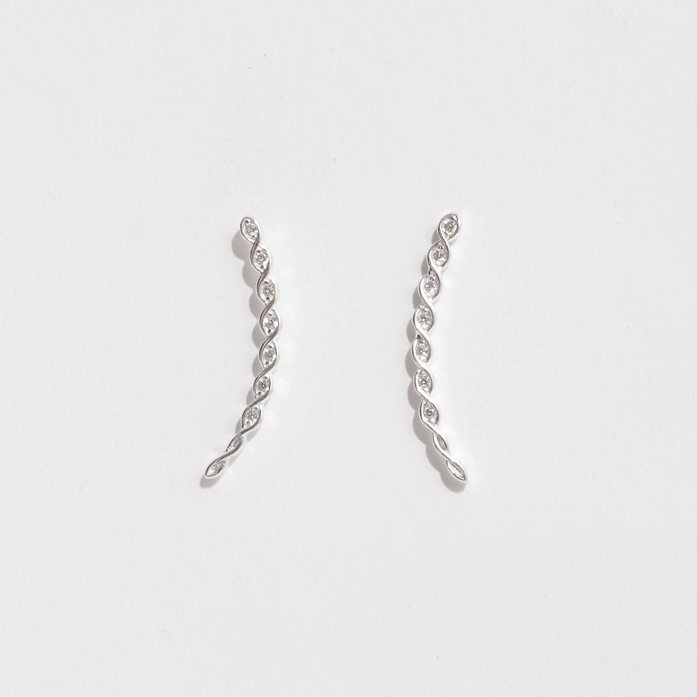 Brinco ear cuff trançado cravejado tarraxa
