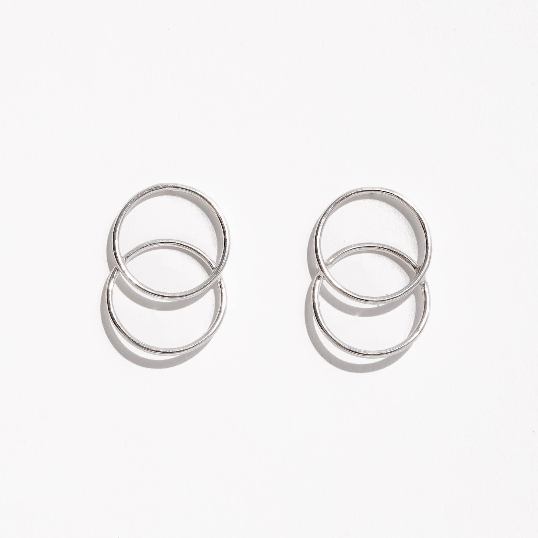 Brinco 2 círculos vazados 30mm