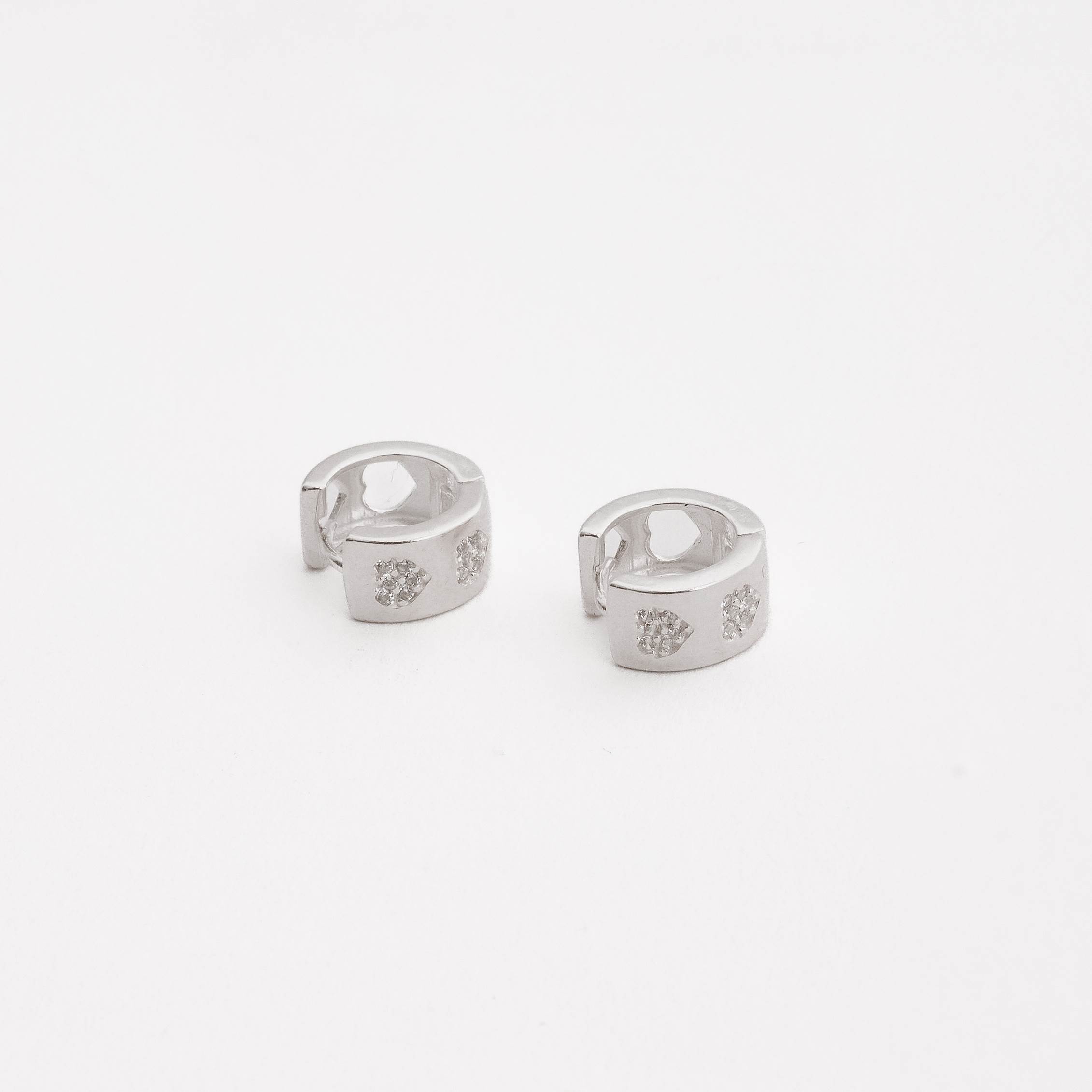 Imagem Argola click larga corações vazados e cravejados 10mm