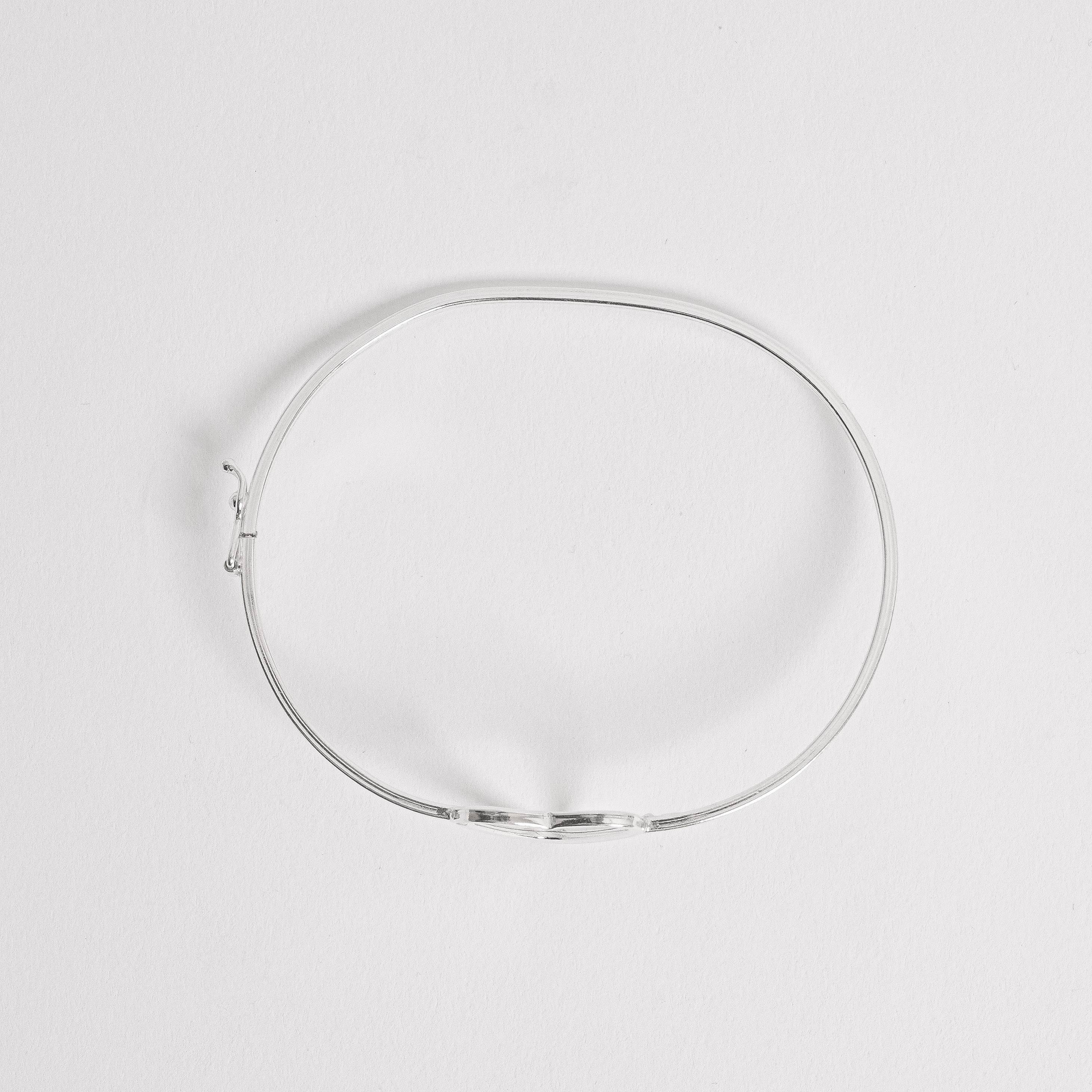 Bracelete fio quadrado entremeio coração