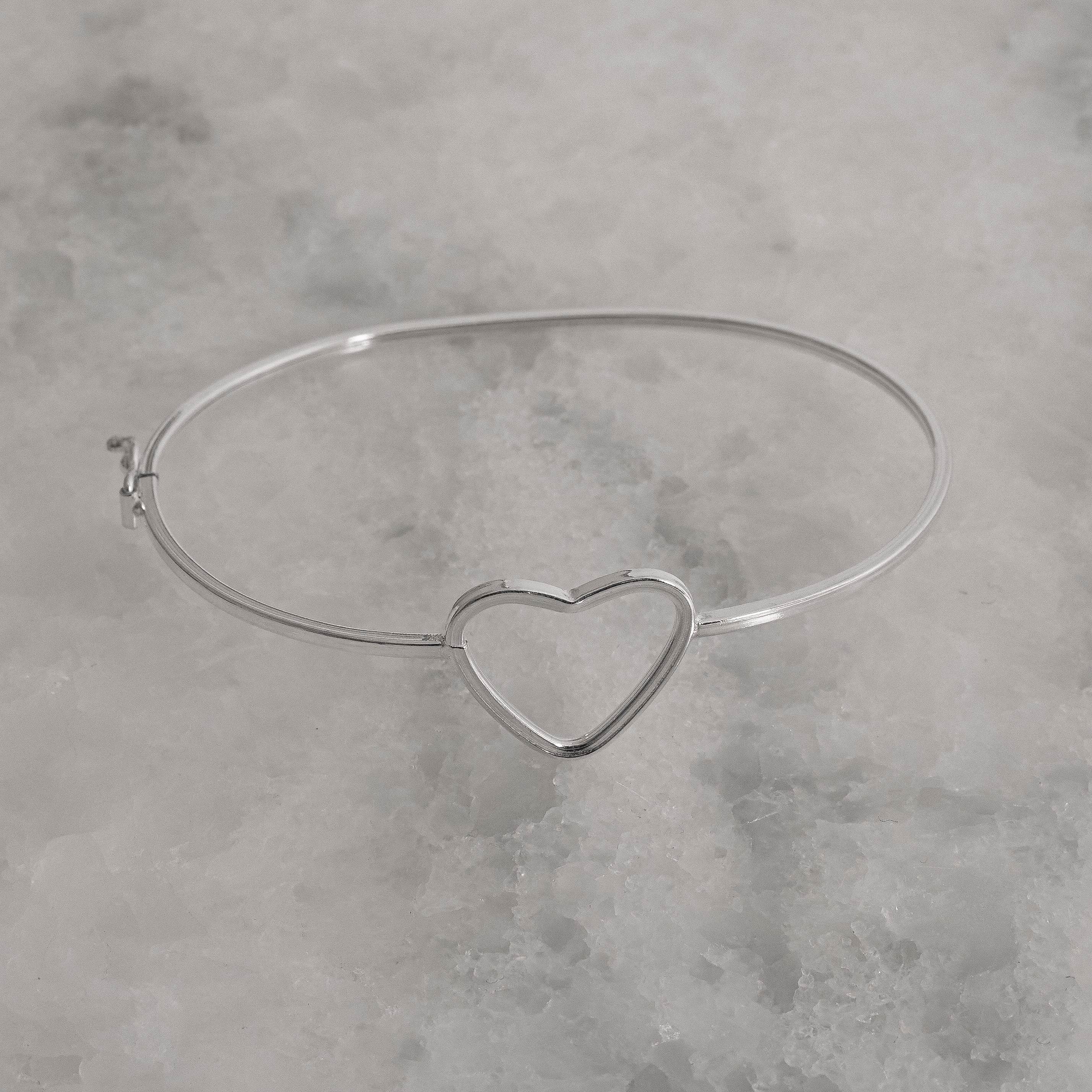 Bracelete fio quadrado entremeio coração