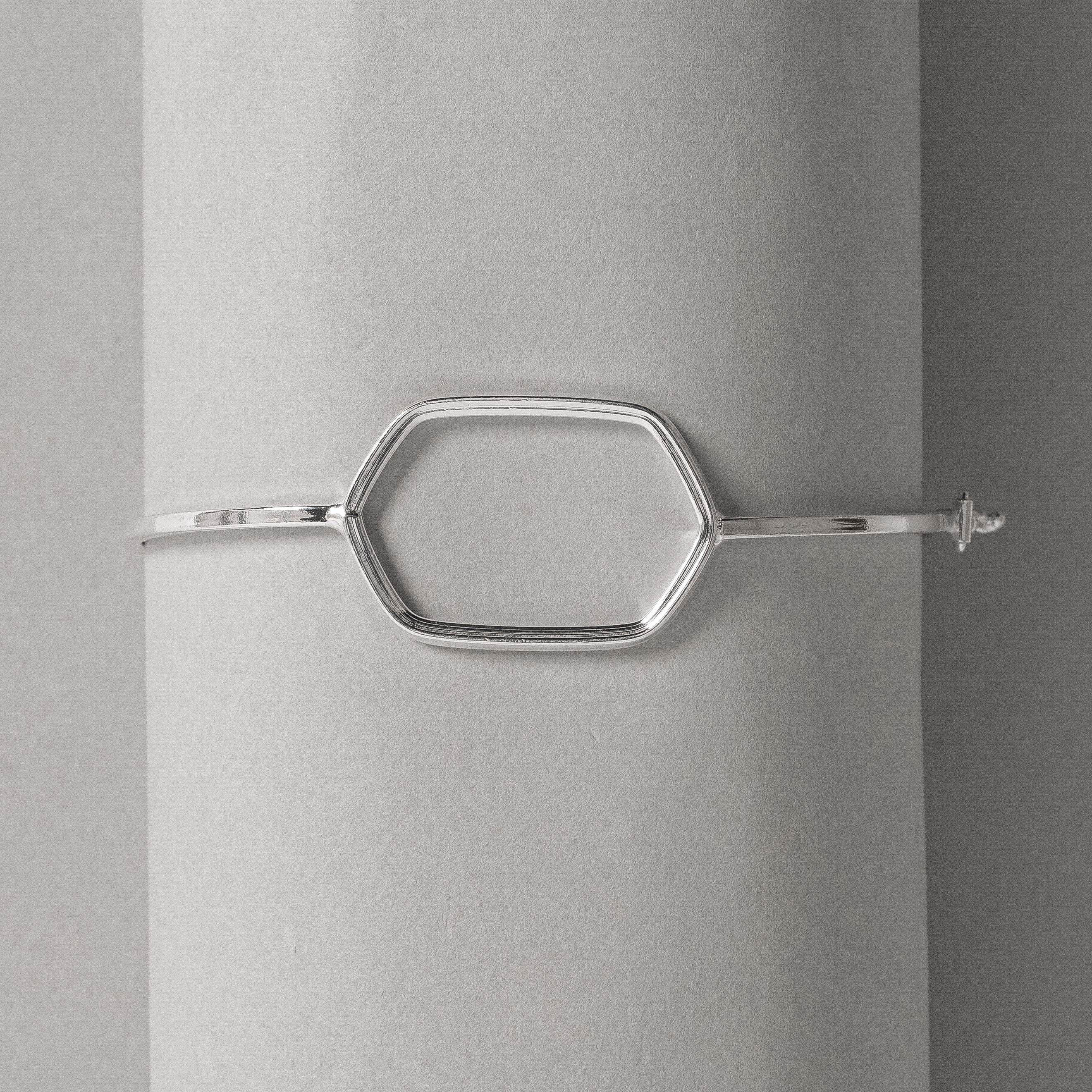 Bracelete fio quadrado entremeio hexágono
