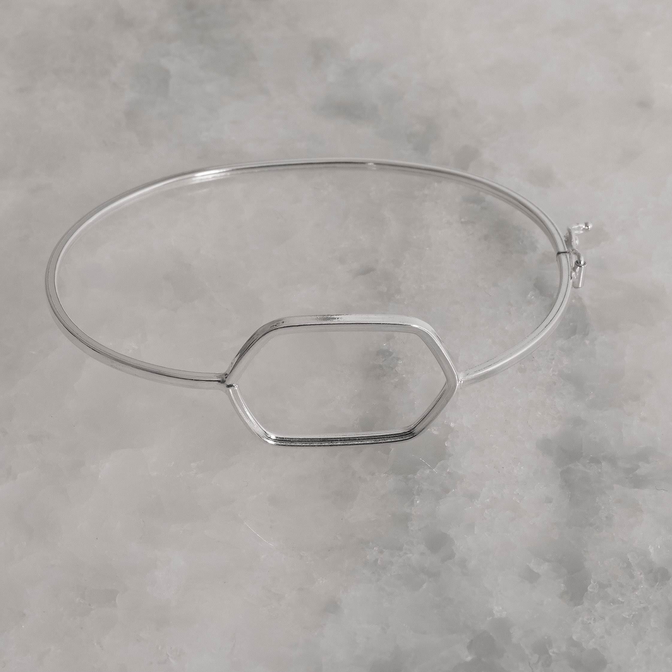 Bracelete fio quadrado entremeio hexágono