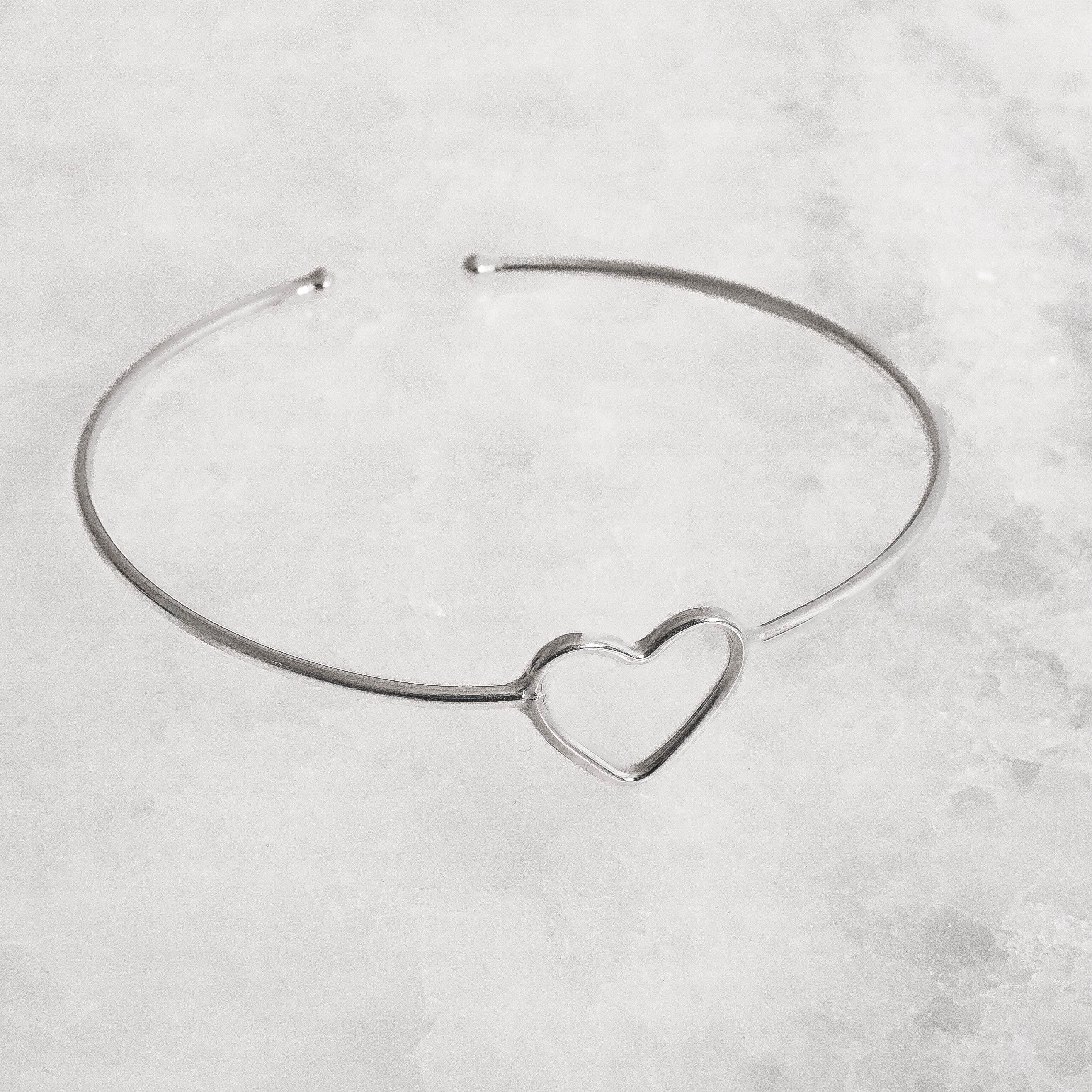 Bracelete fio redondo entremeio coração vazado regulável