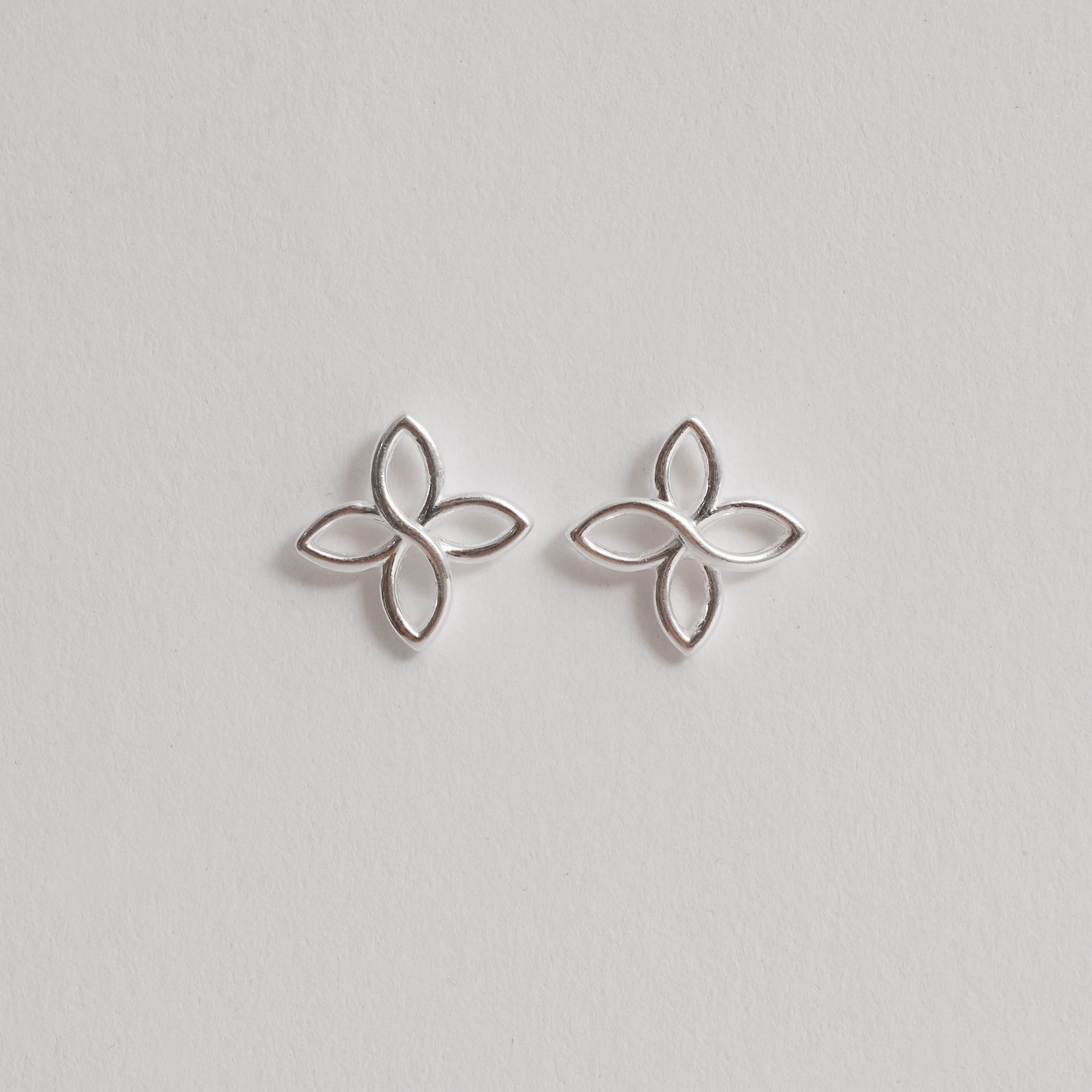 Brinco flor vazada 13mm