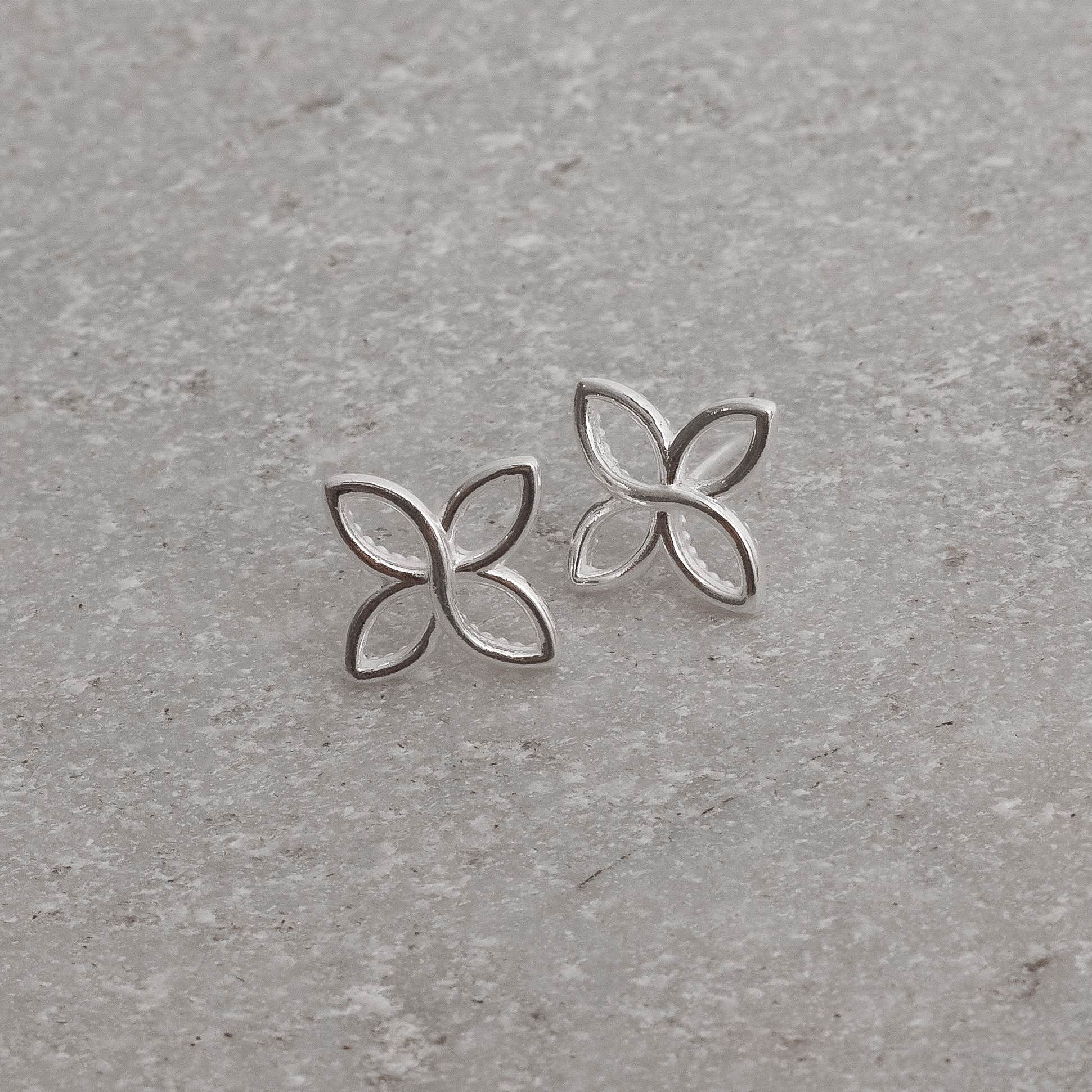 Brinco flor vazada 13mm