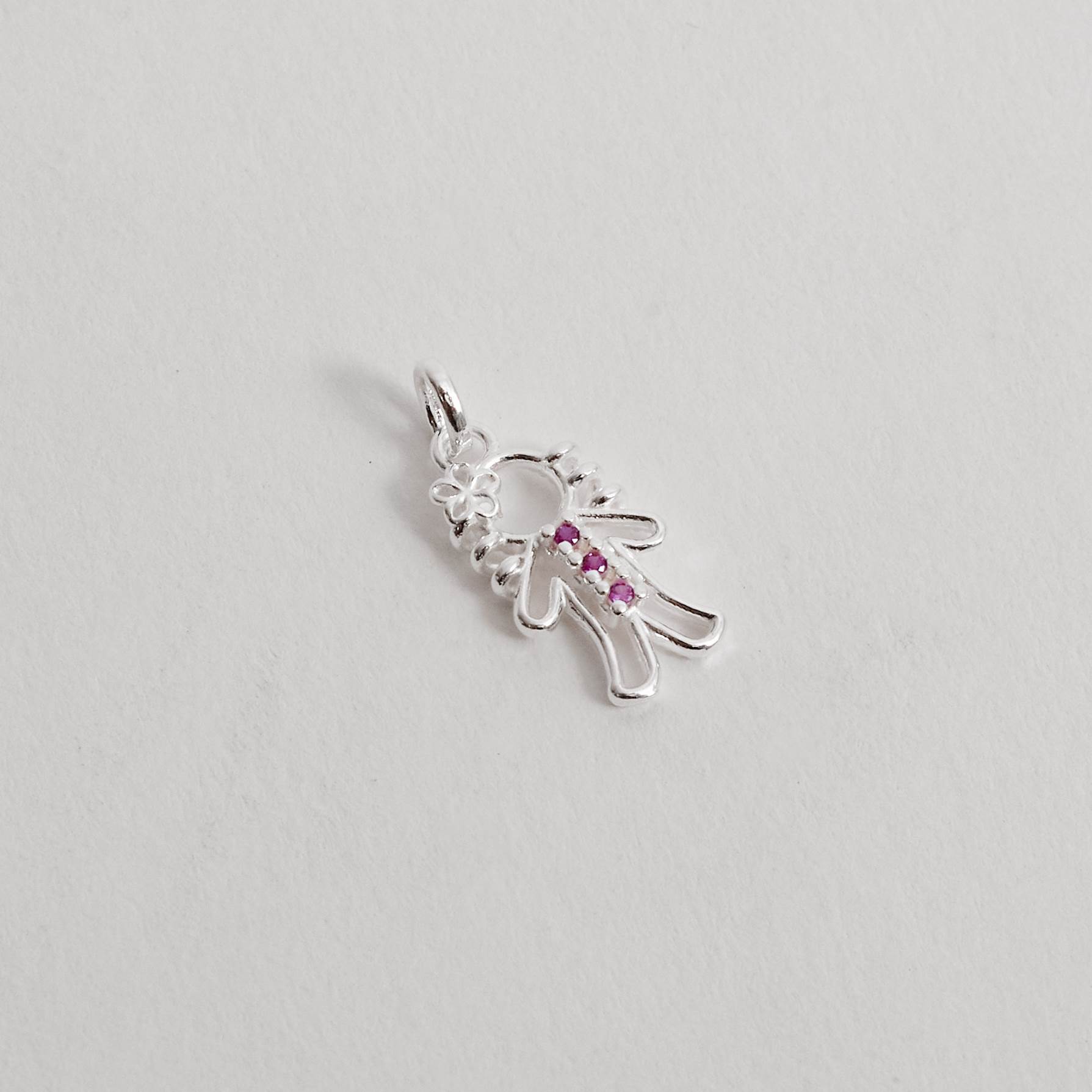 Pingente menina detalhe 3 zircônias rosa 12mm
