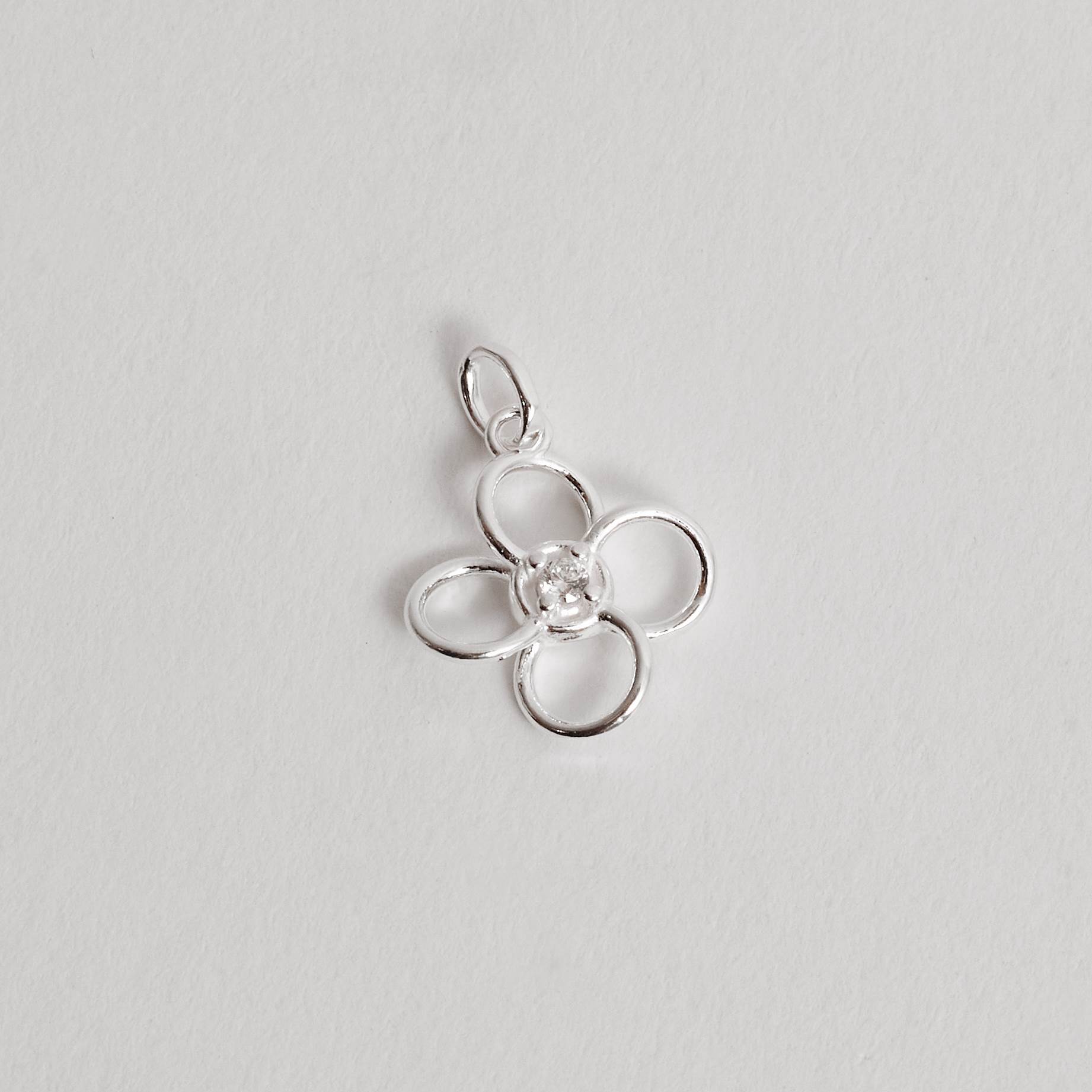 Pingente trevo vazado detalhe zircônia 13mm