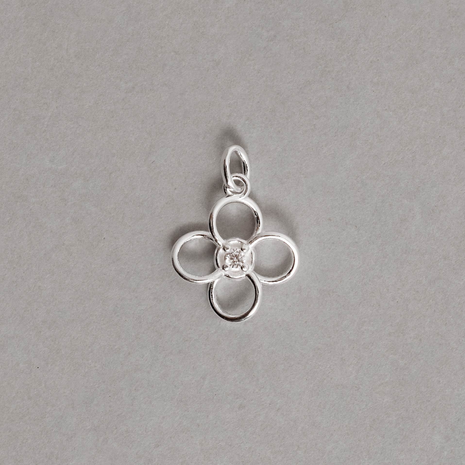 Pingente trevo vazado detalhe zircônia 13mm