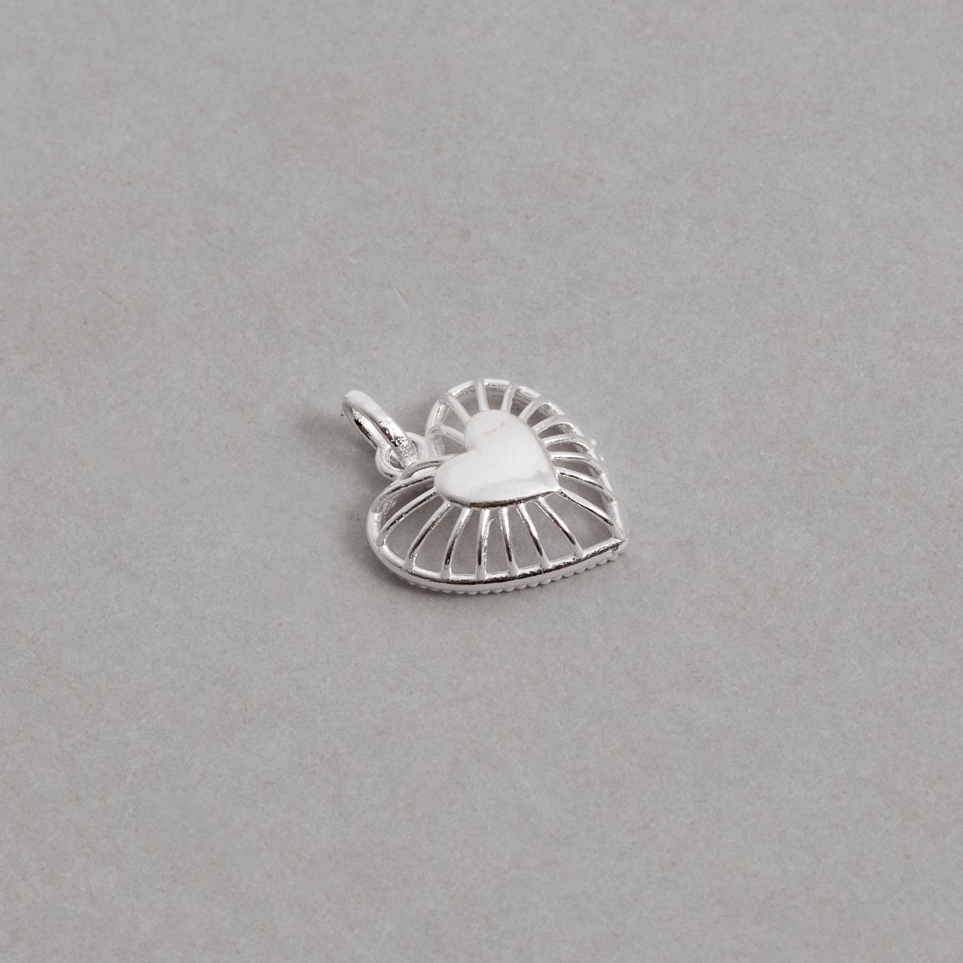 Pingente coração vazado riscado 12mm