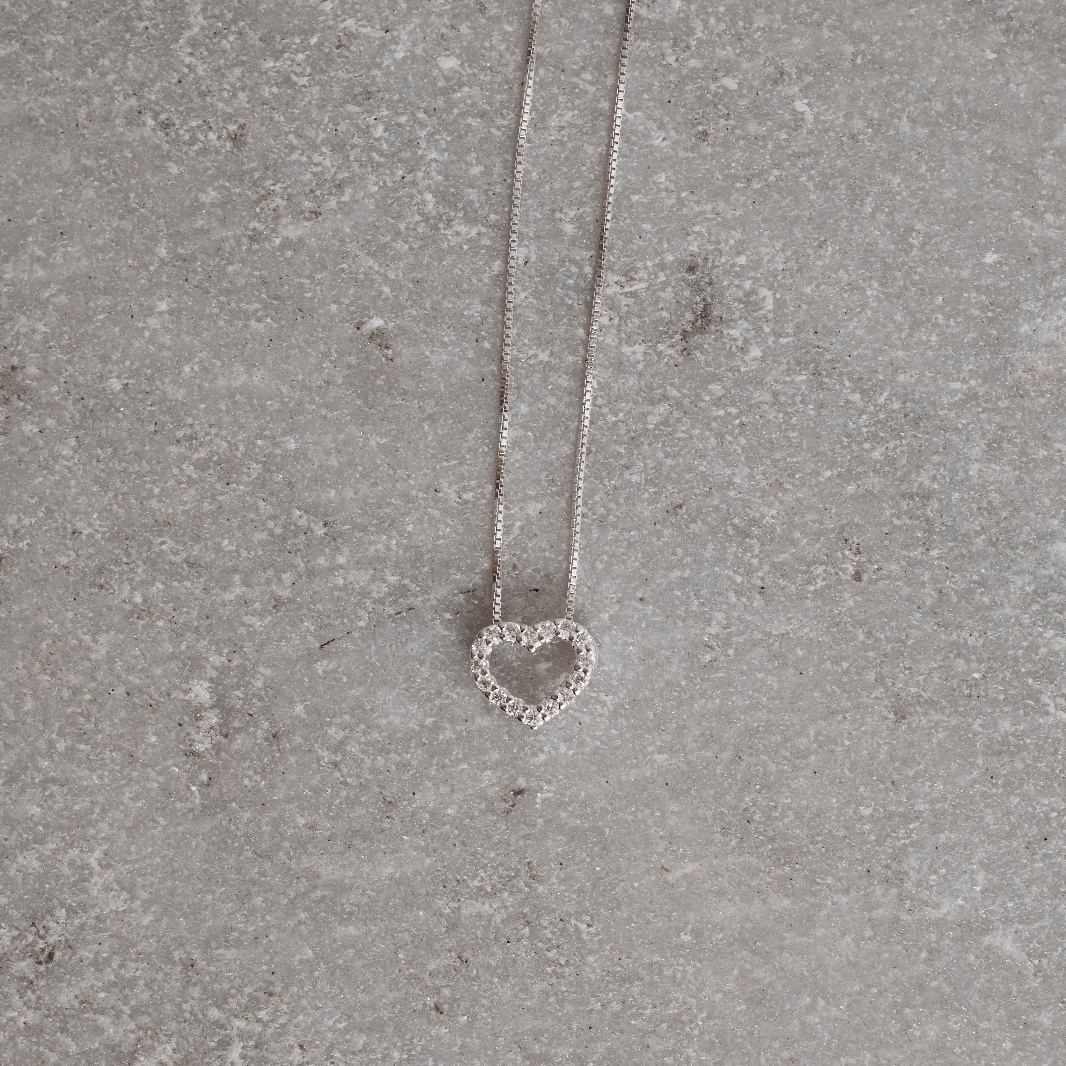 Colar coração vazado cravejado 10mm caixa alta 45cm