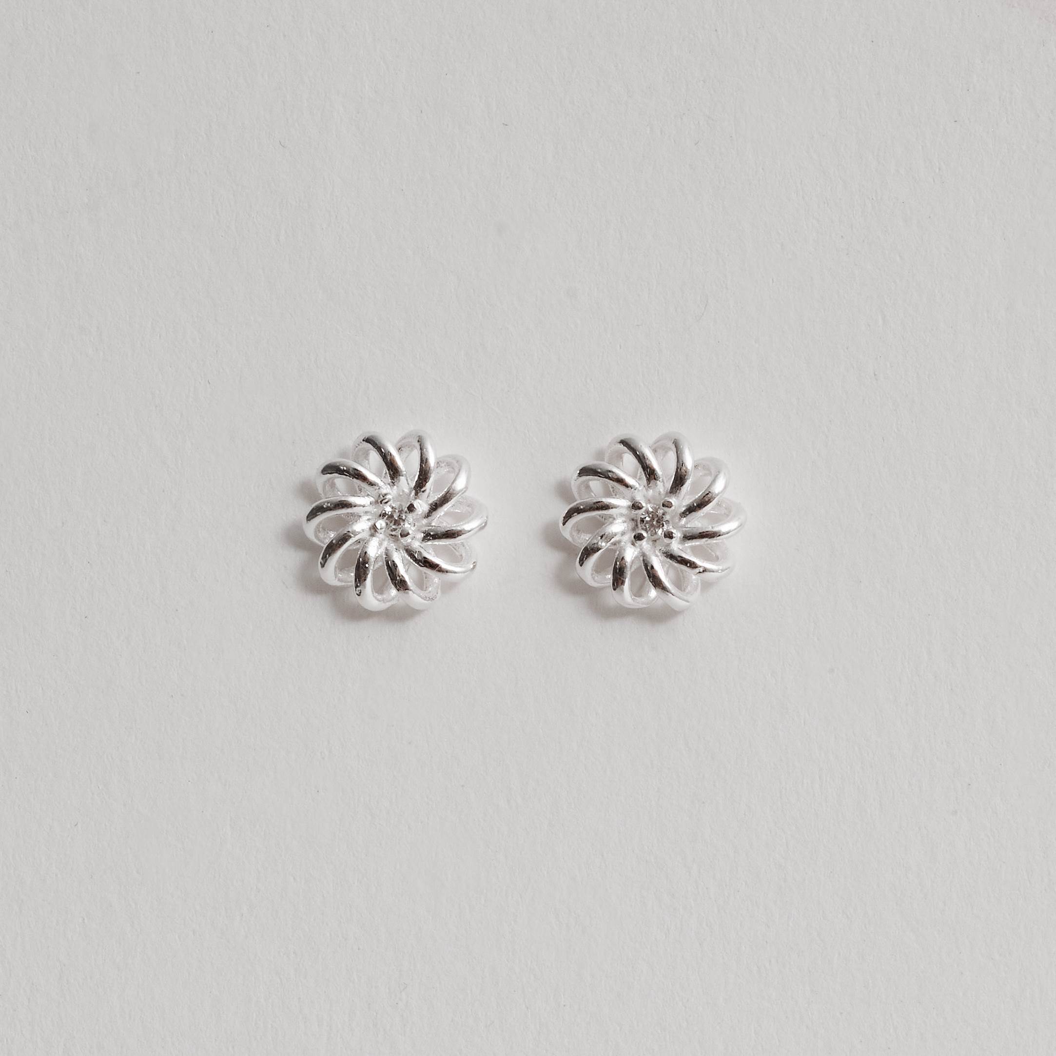 Brinco flor vazada detalhe zircônia 10mm