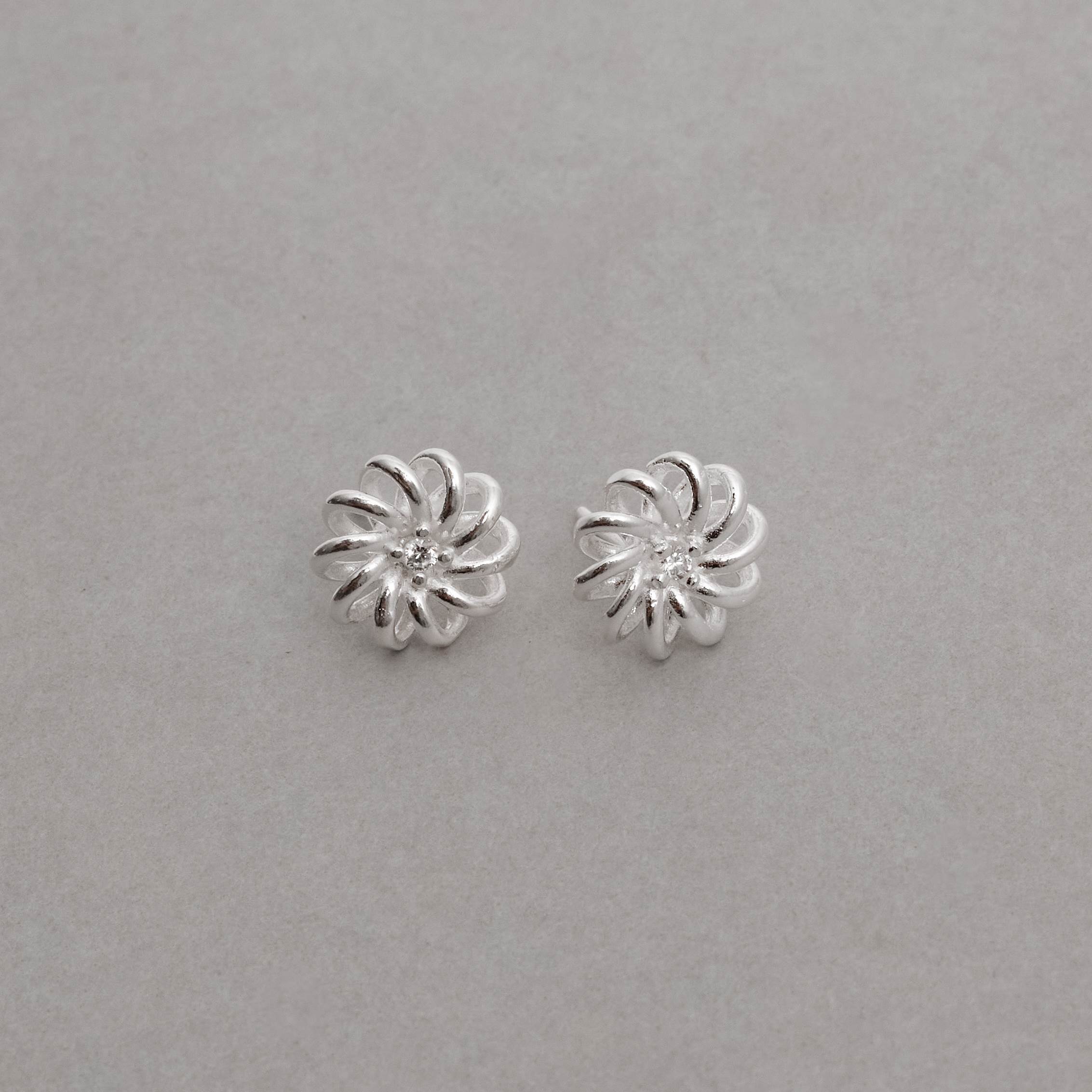 Brinco flor vazada detalhe zircônia 10mm