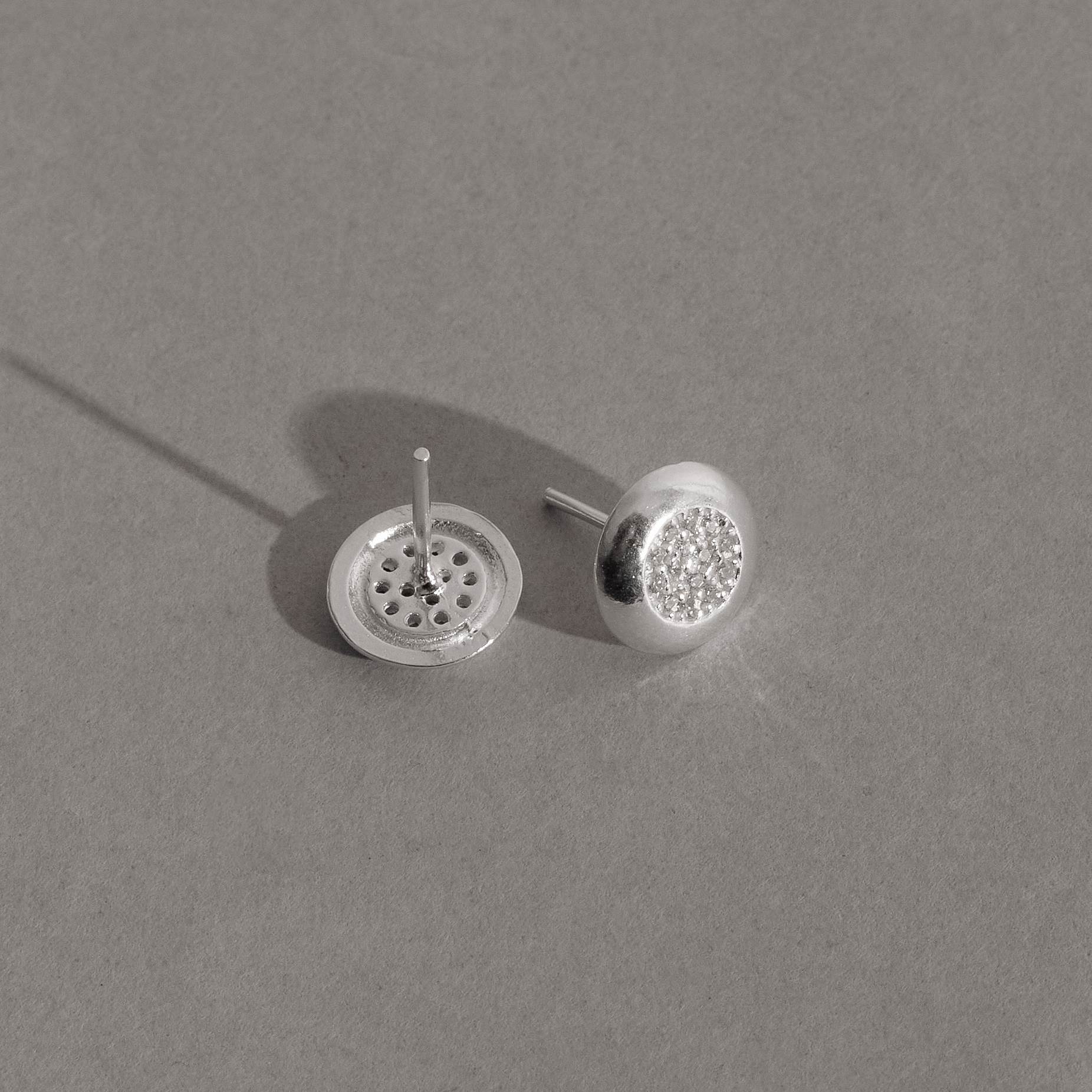 Imagem Secundária Brinco circulo com meio cravejado 9mm
