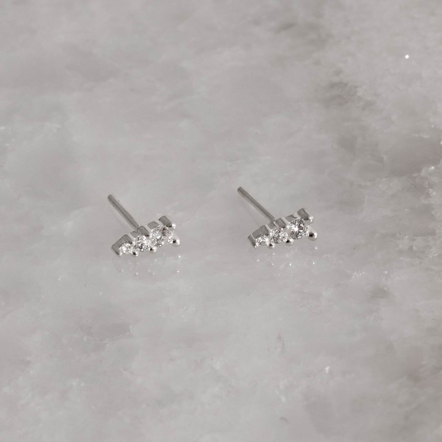Brinco triângulo isósceles 3 zircônias 6mm