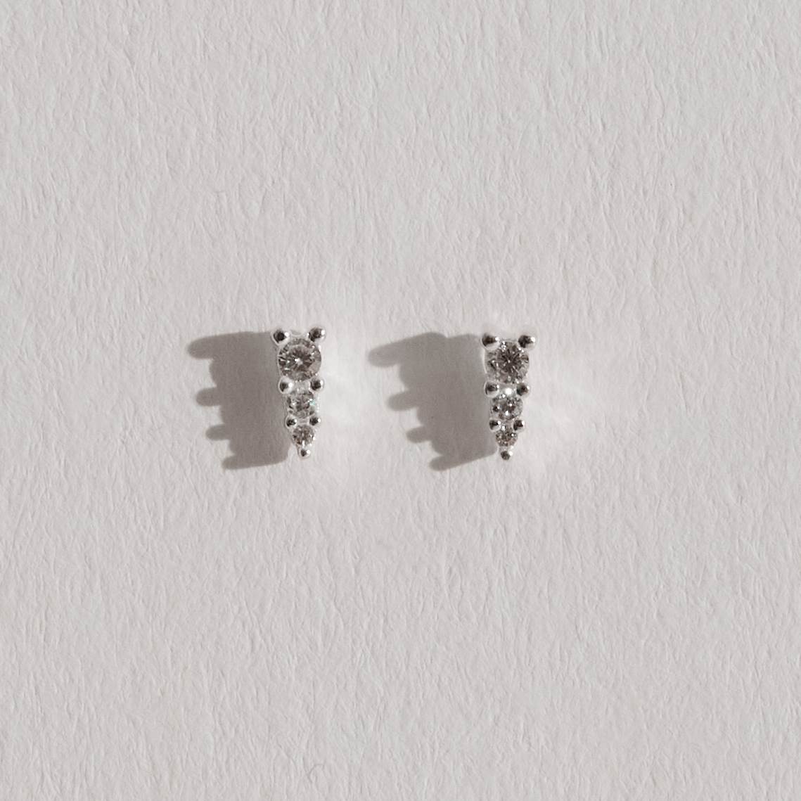 Brinco triângulo isósceles 3 zircônias 6mm