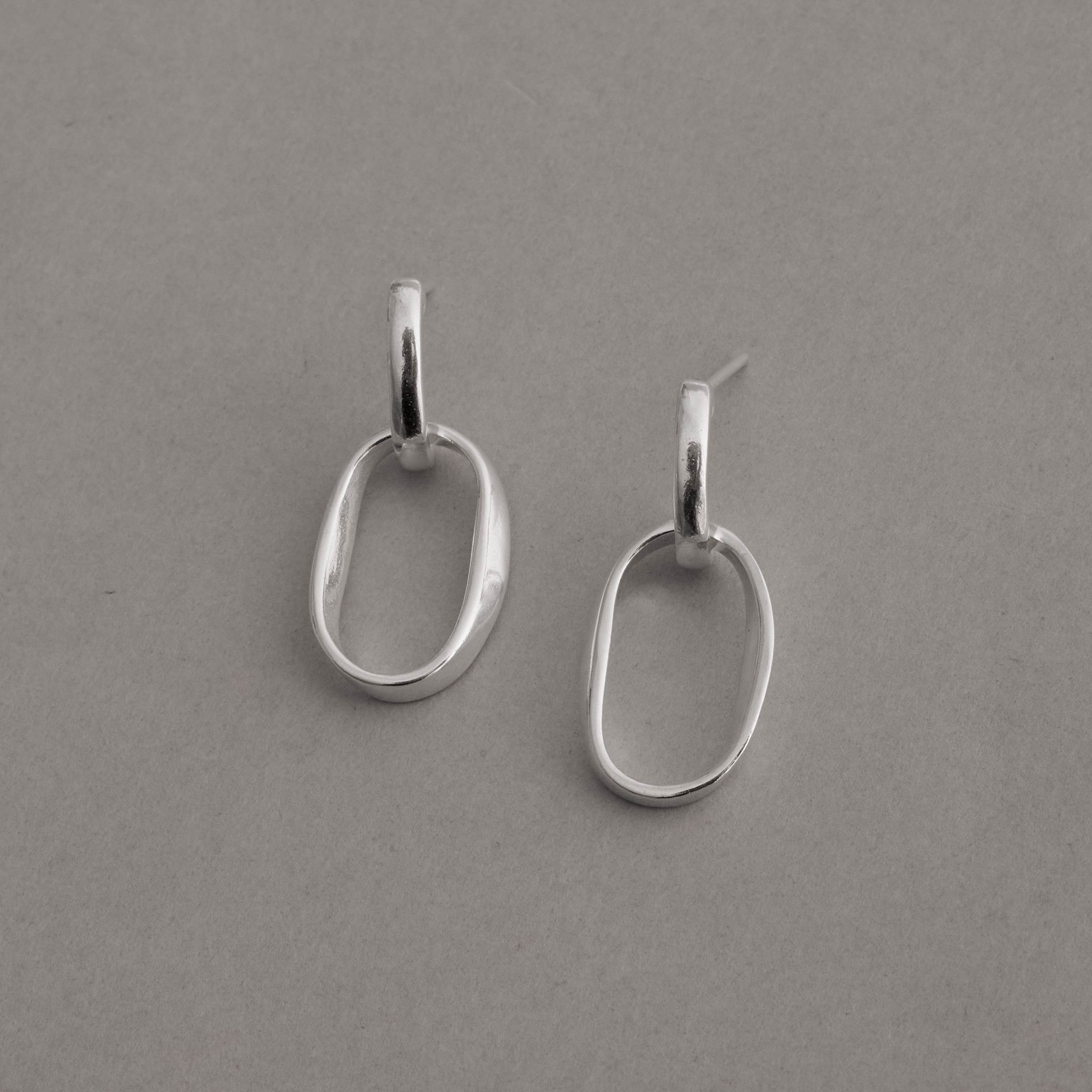 Imagem Brinco meia argola pingente elo oval 19mm tarraxa