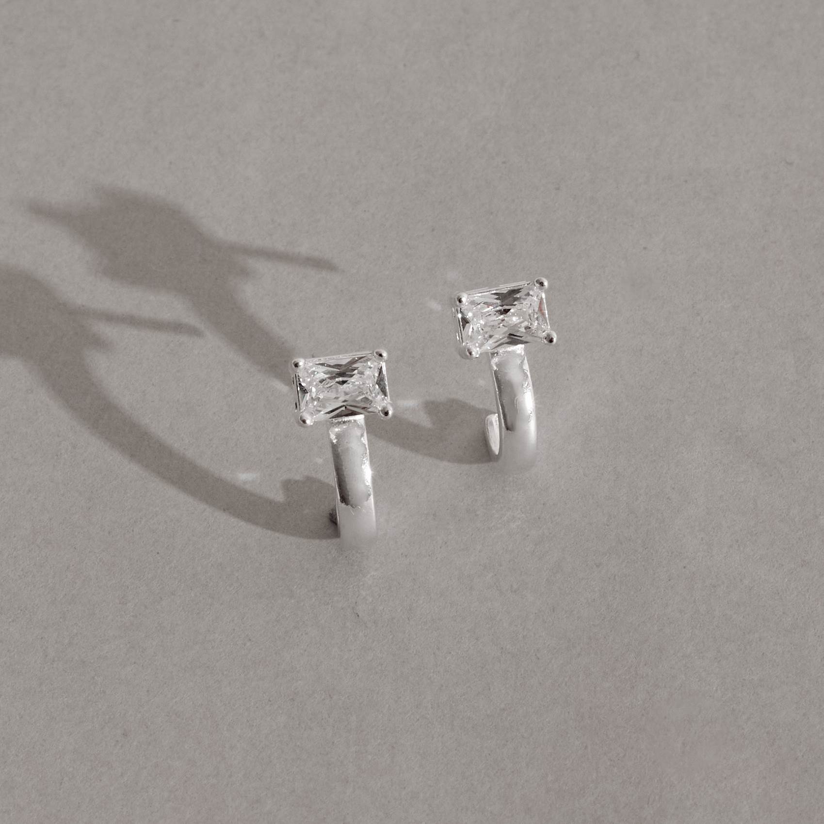 Brinco meia argola com zircônia retangular 14mm tarraxa