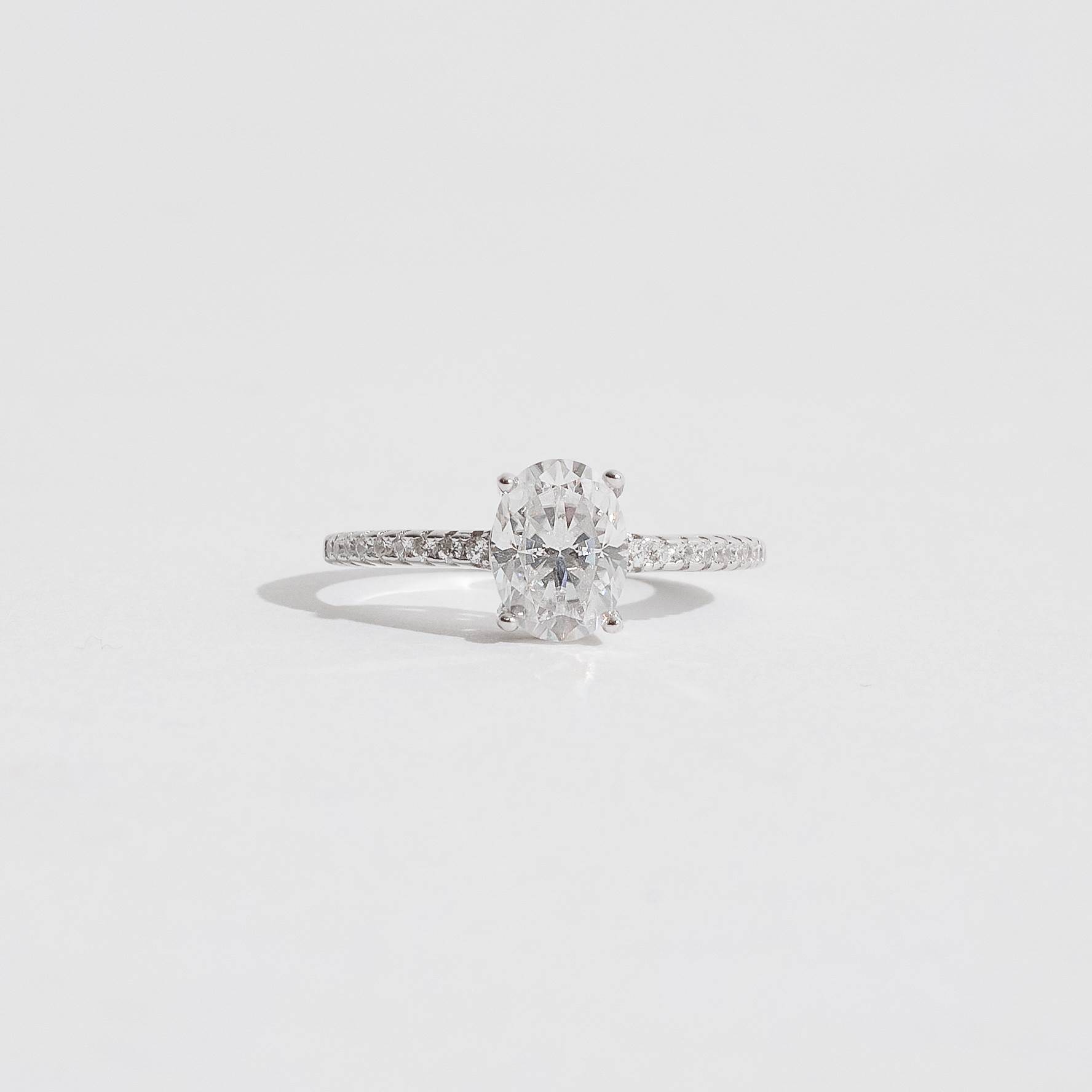 Anel moissanite oval 8x6mm com cravejado ródio