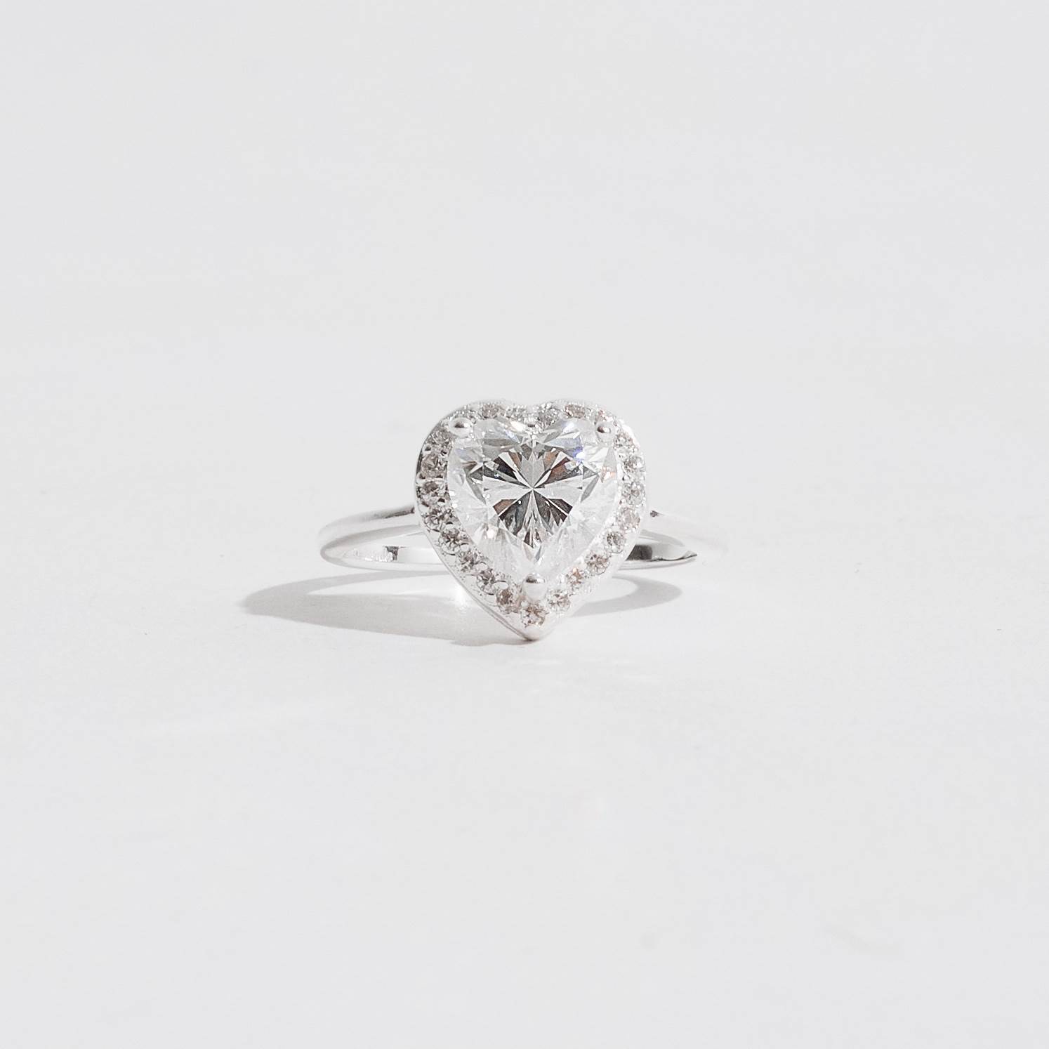 Anel moissanite coração 8mm com cravejado