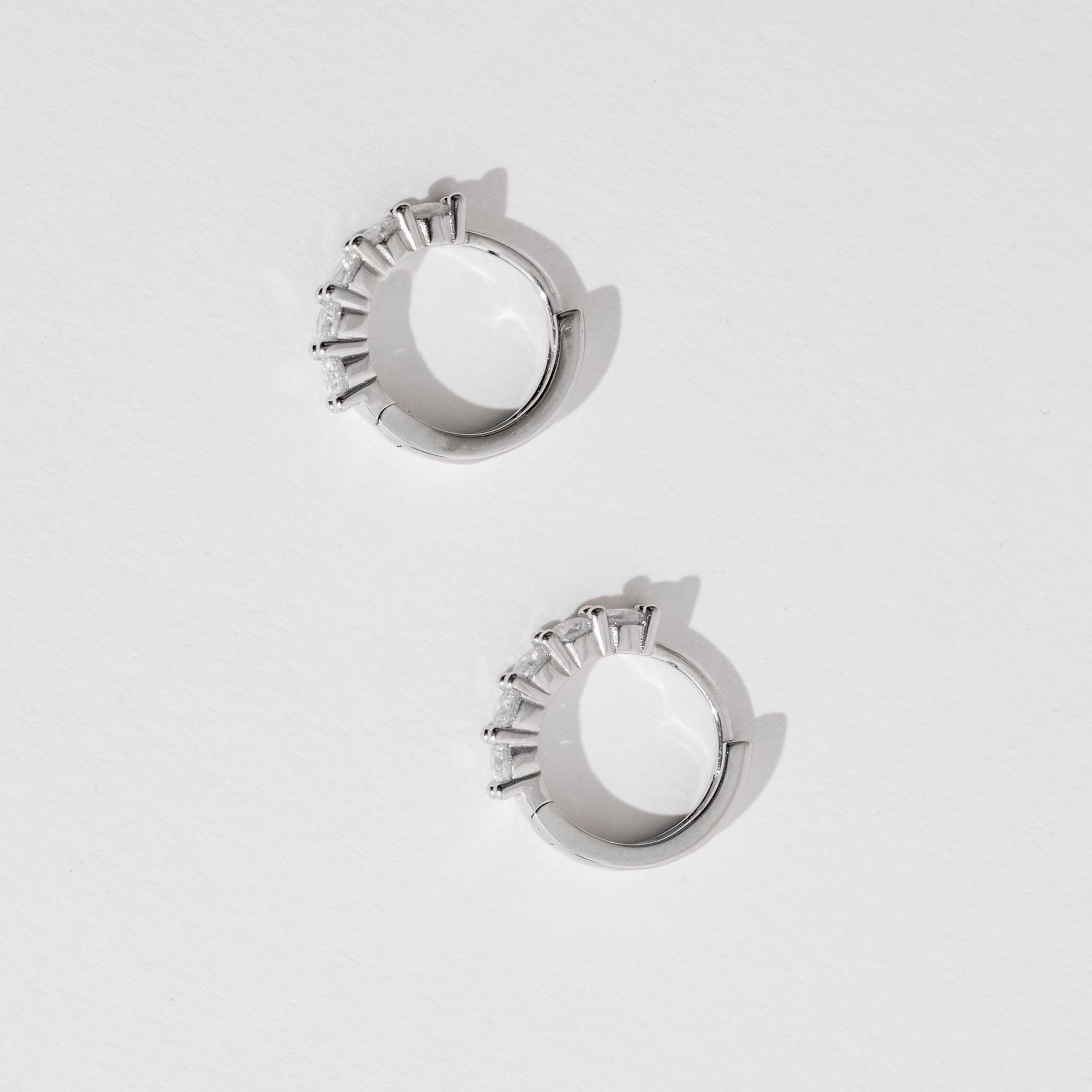 Argola click 14mm com moissanites 3mm ródio