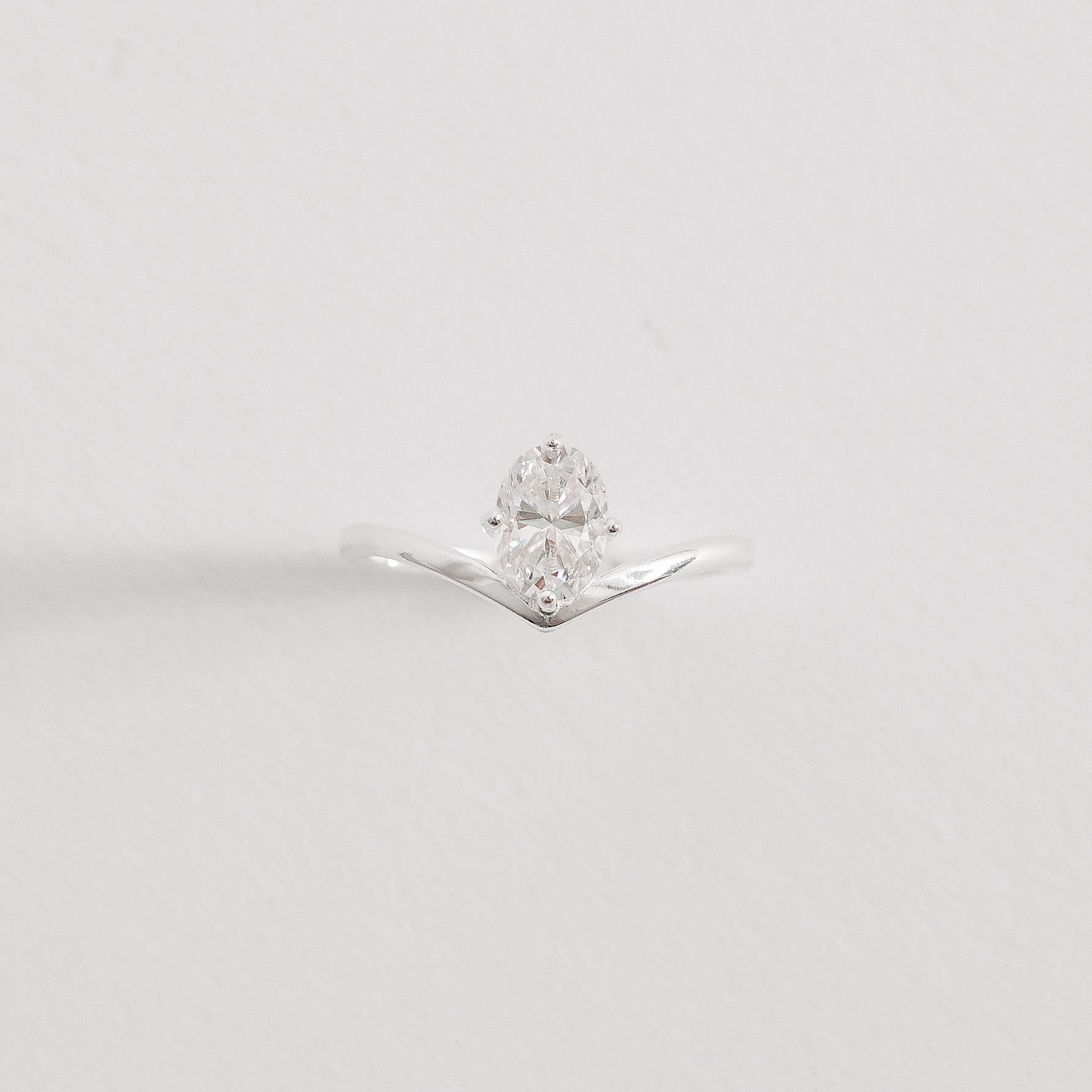 Imagem Anel v solitário moissanite oval 5x7mm