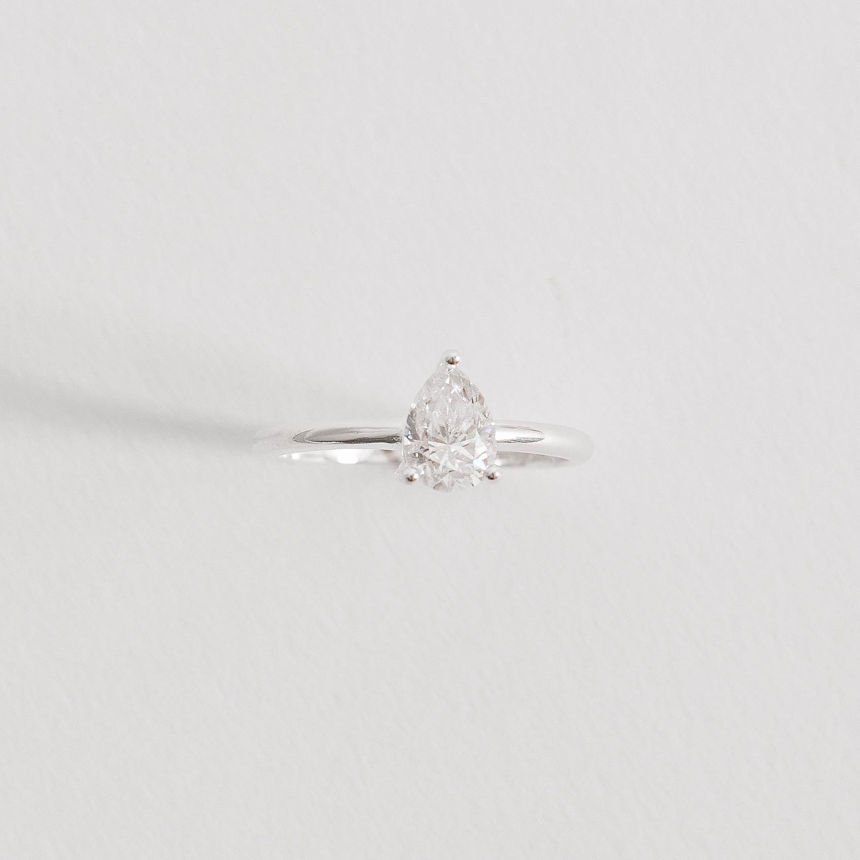 Imagem Anel solitário moissanite gota 5x7mm