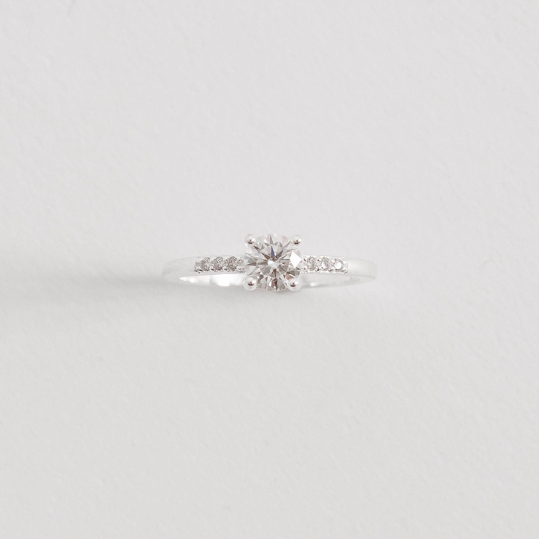 Anel solitário moissanite 5mm com cravejado embutido