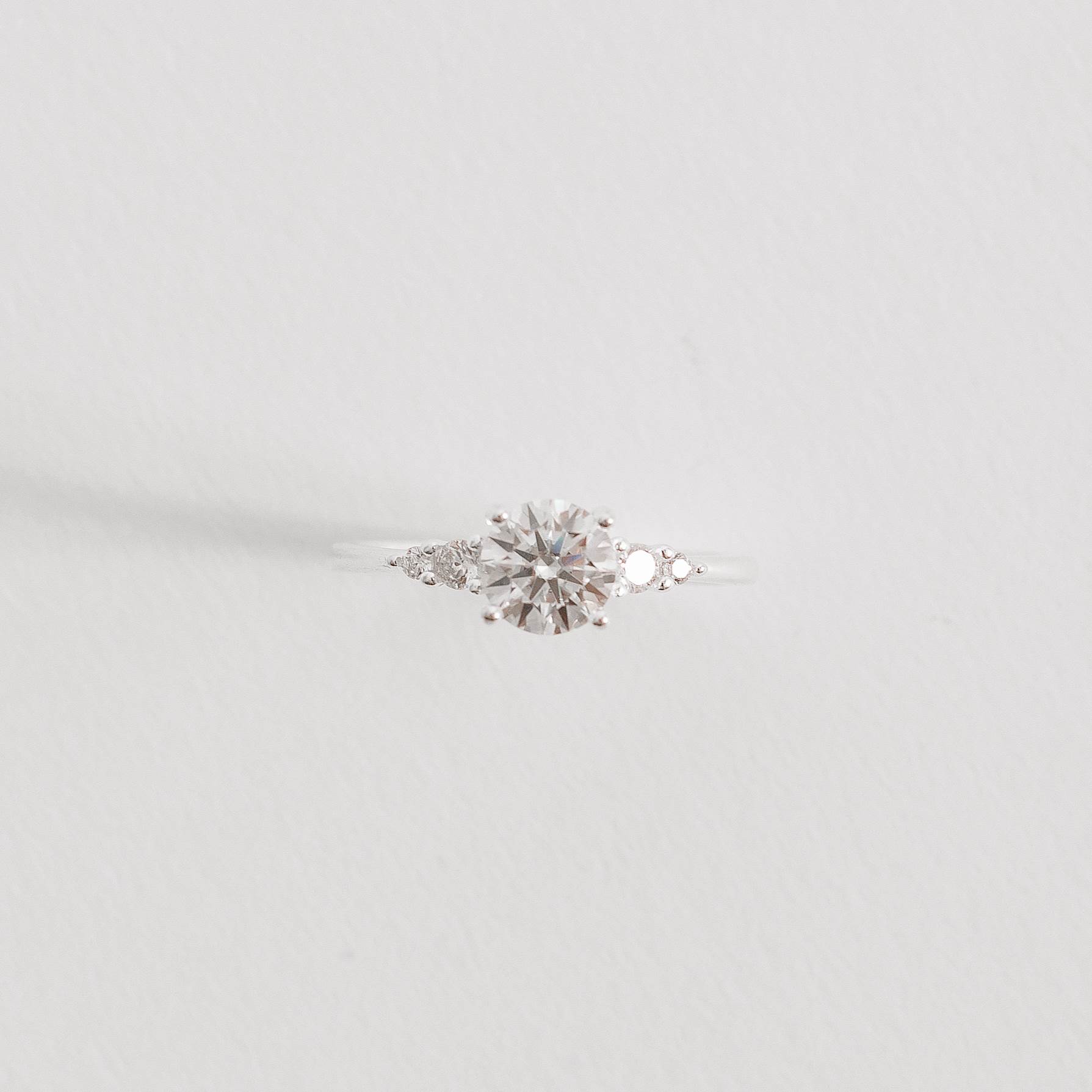 Imagem Anel solitário moissanite 6mm com cravejado lateral