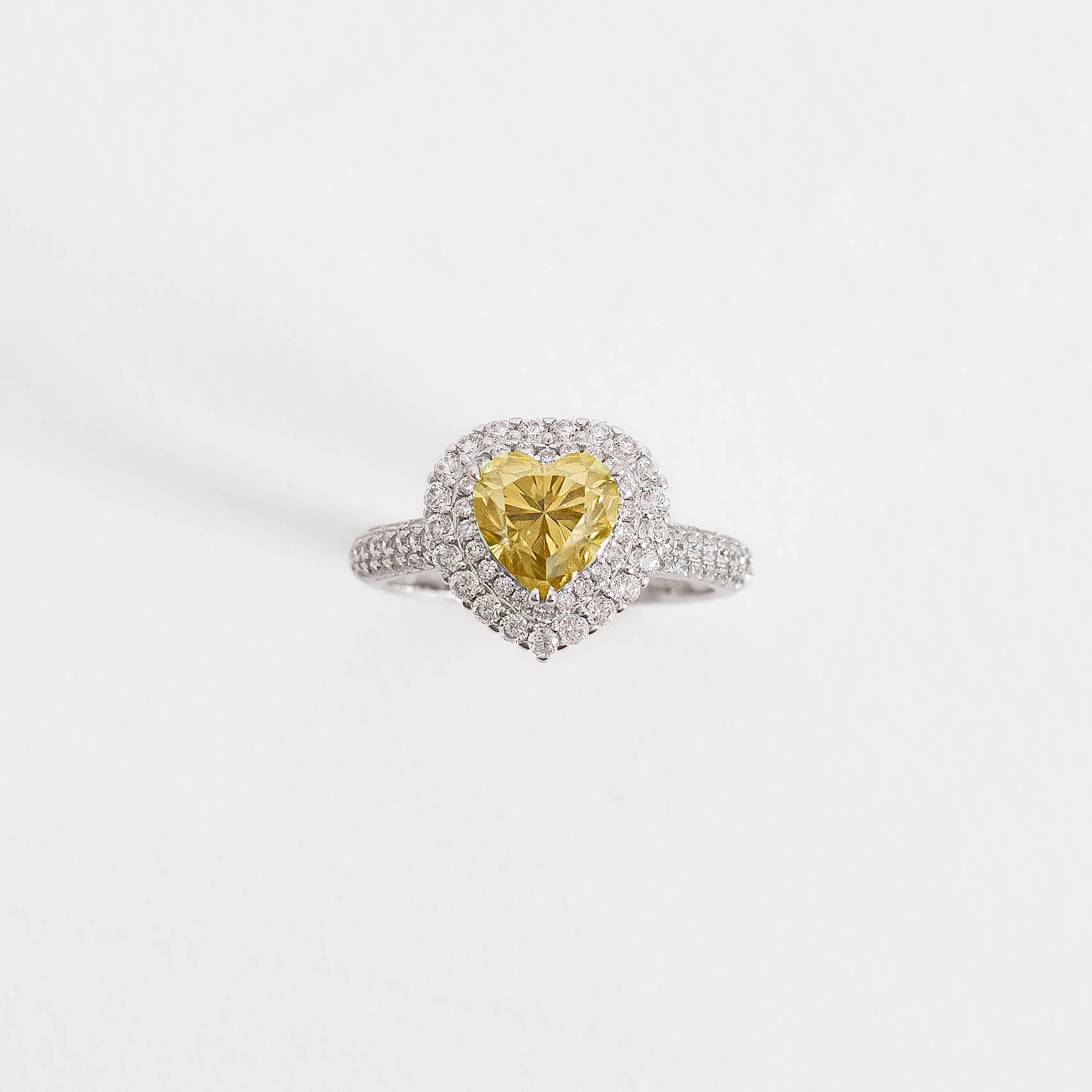 Imagem Anel moissanite coração Yellow Fancy 7mm com cravejado ródio
