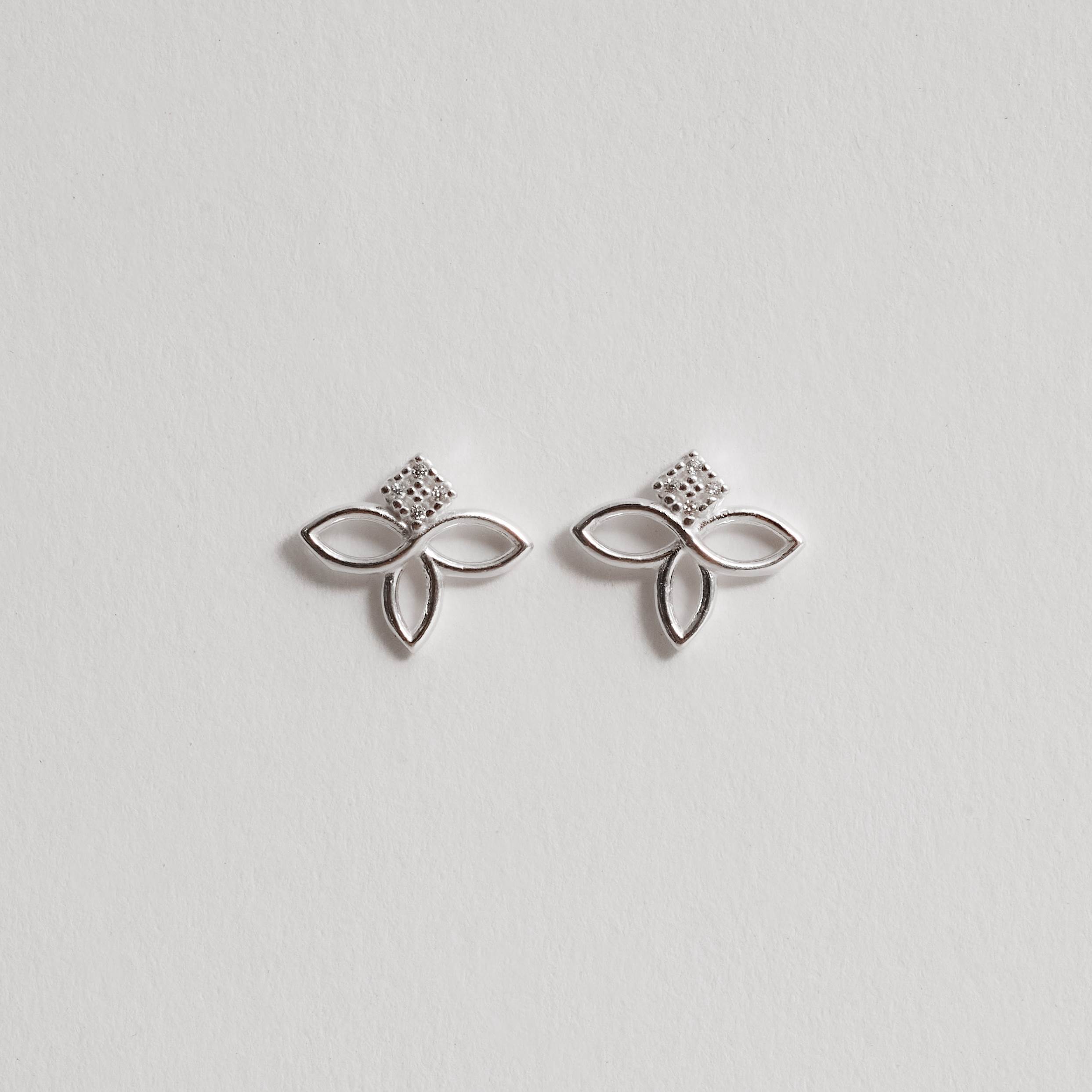 Brinco flor vazada detalhe cravejado 13mm