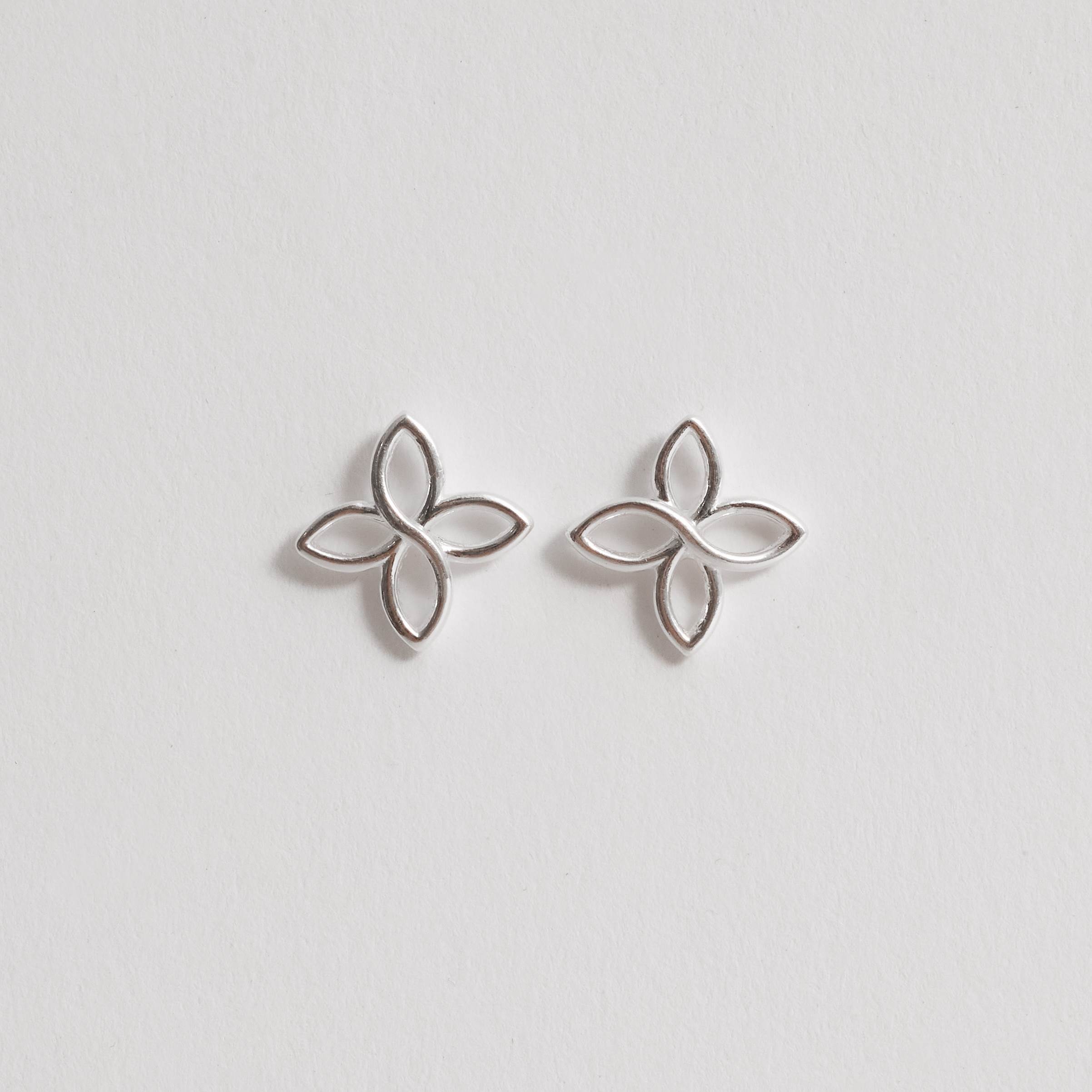 Brinco flor vazada 13mm