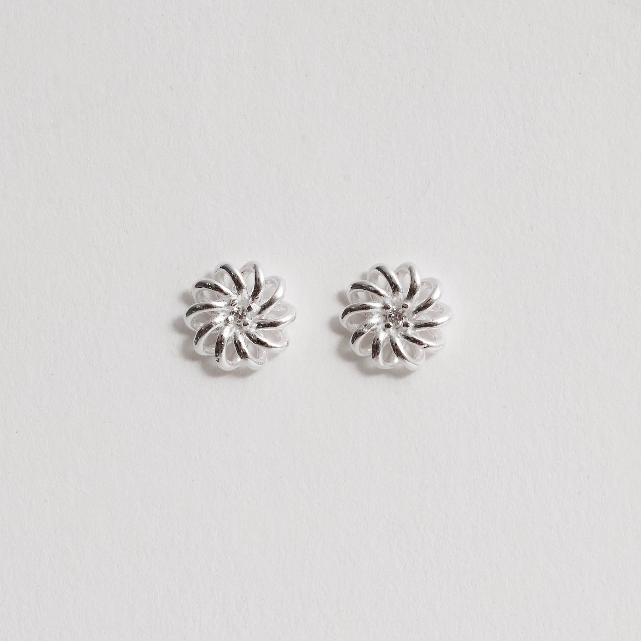 Brinco flor vazada detalhe zircônia 10mm