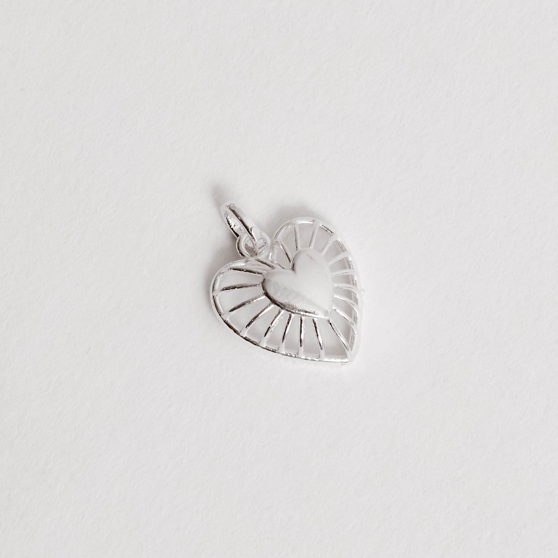 Pingente coração vazado riscado 12mm